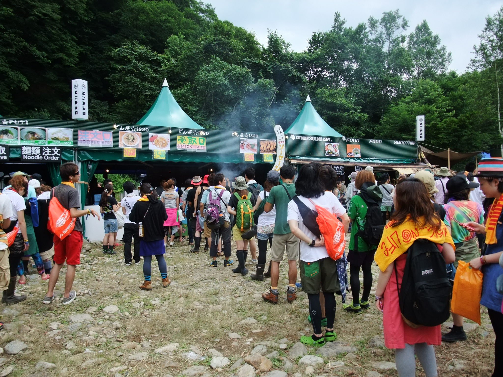 どん屋の行列。