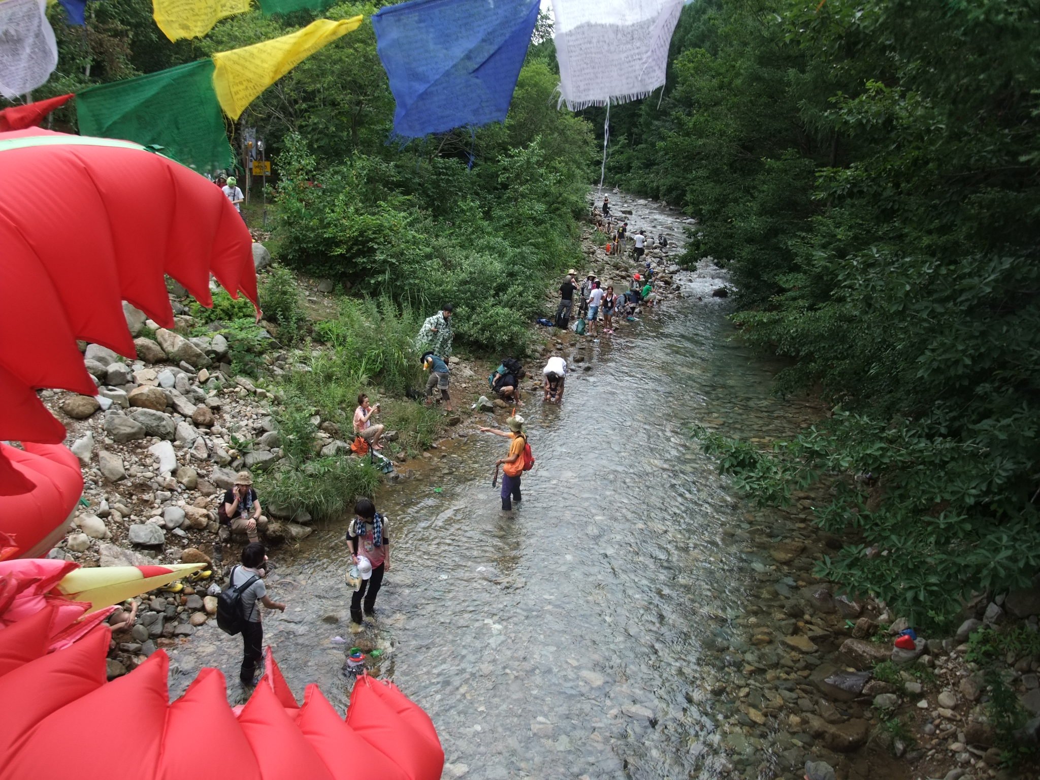 上流の方まで人がいます。