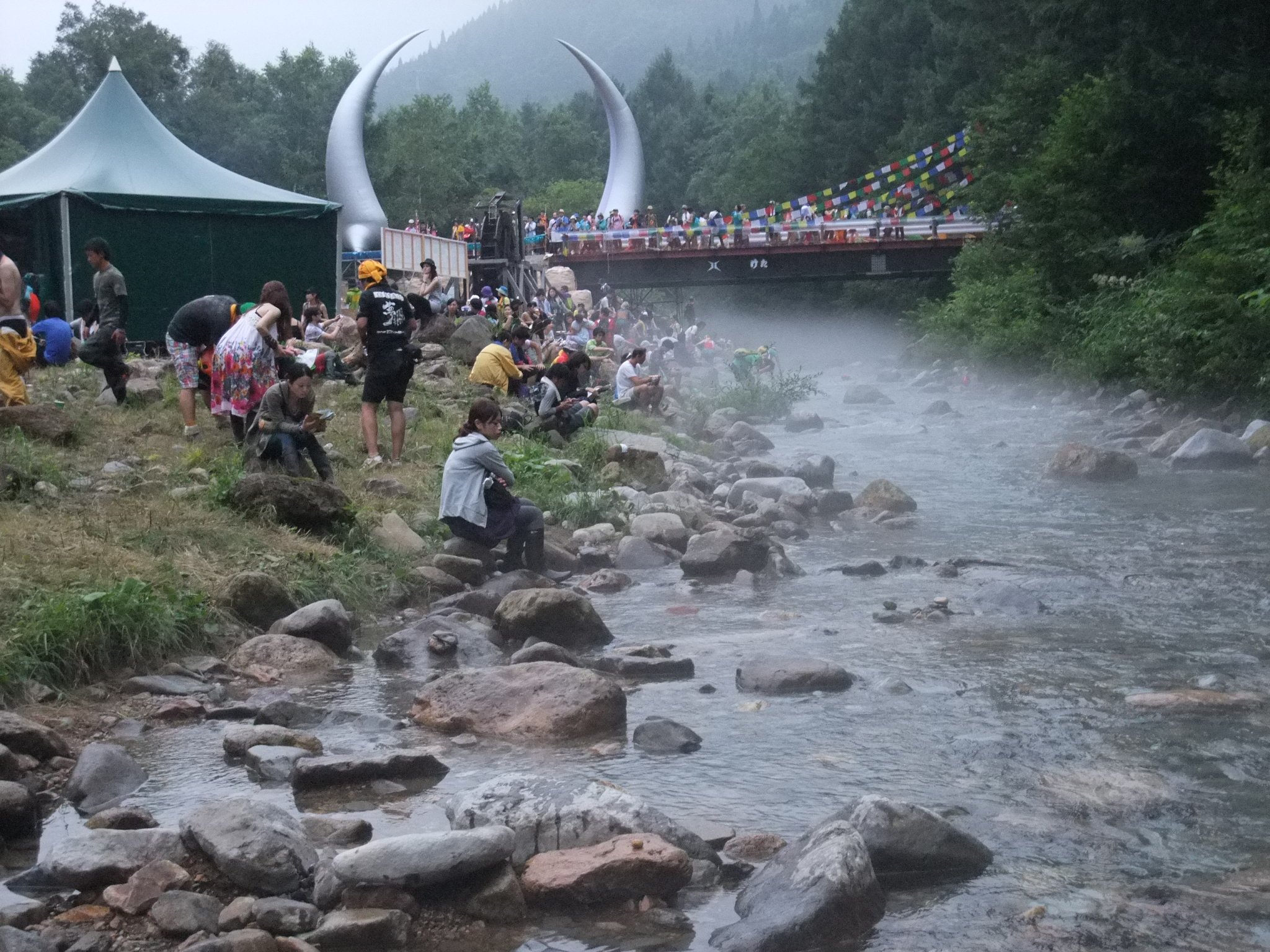 雨で気温が下がったときの河川敷。