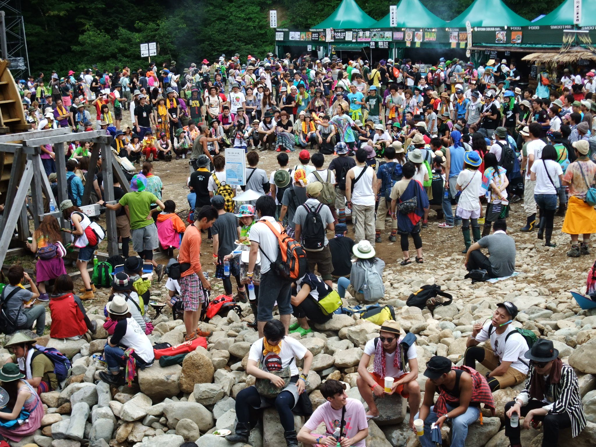 ホワイトステージの公演の合間に完結します。