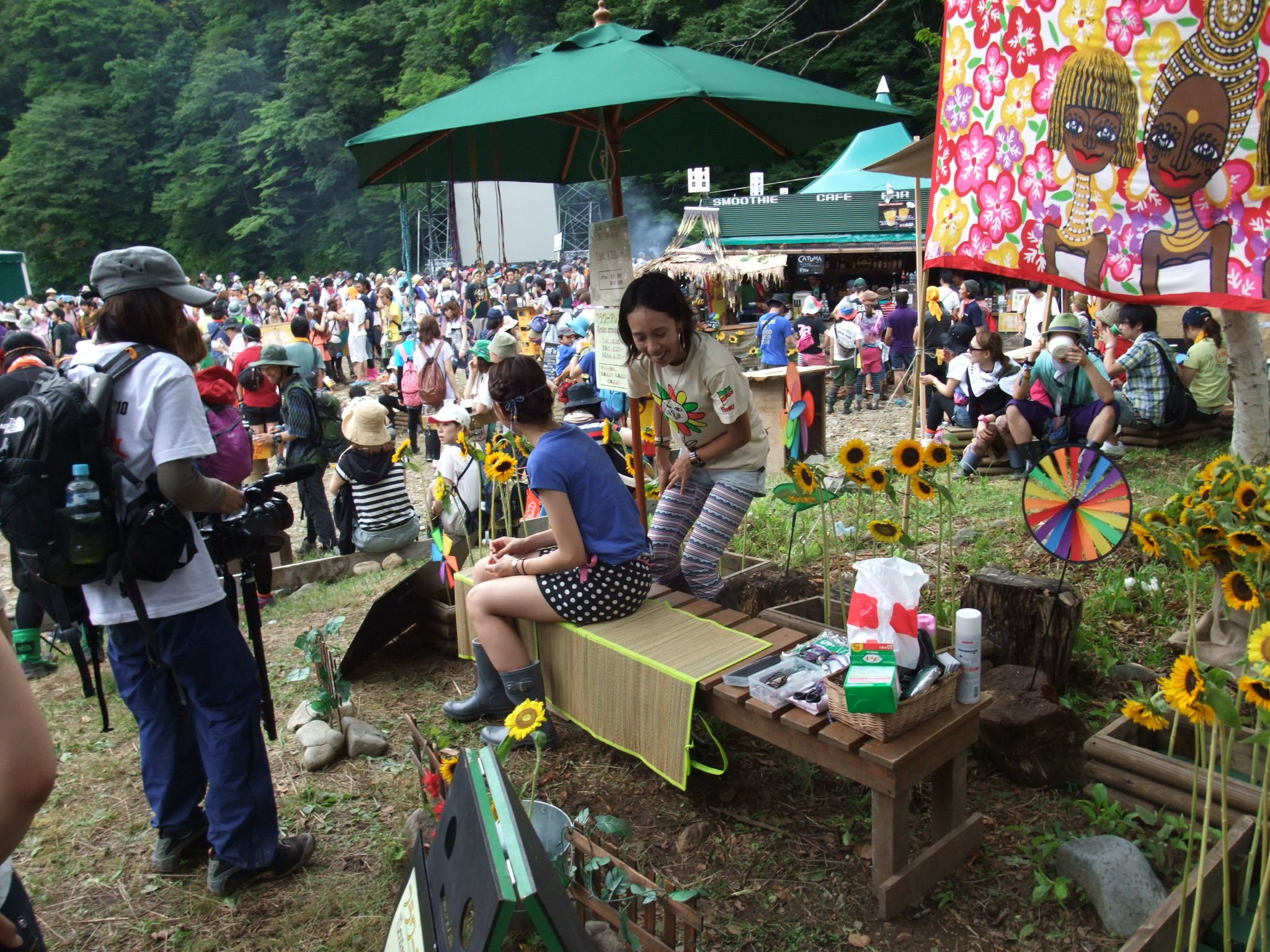 花の髪飾りをする人、してもらう人。