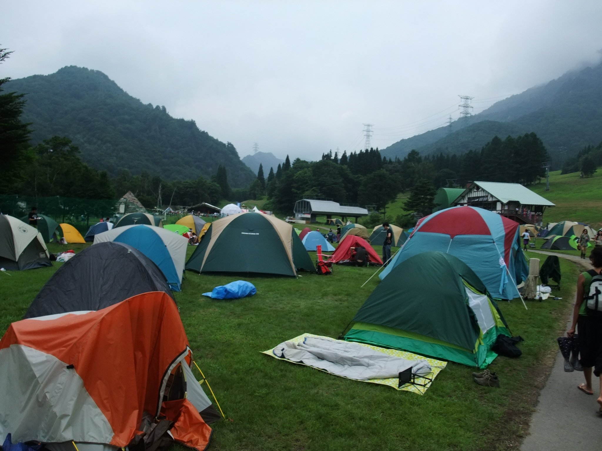 かなり奥にピラミッドガーデンのステージが見えます。