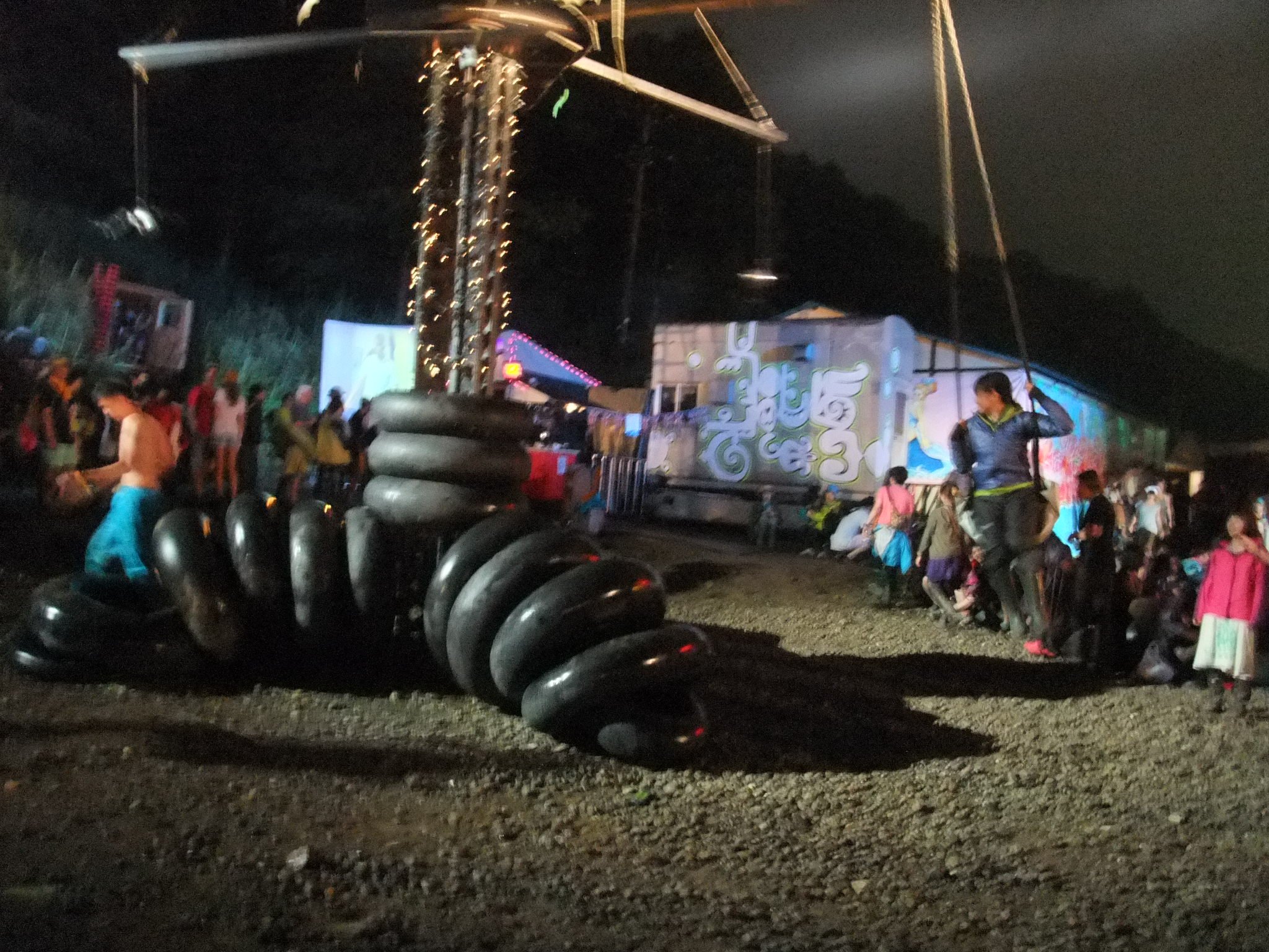 かなり高速で回る回転ブランコ。