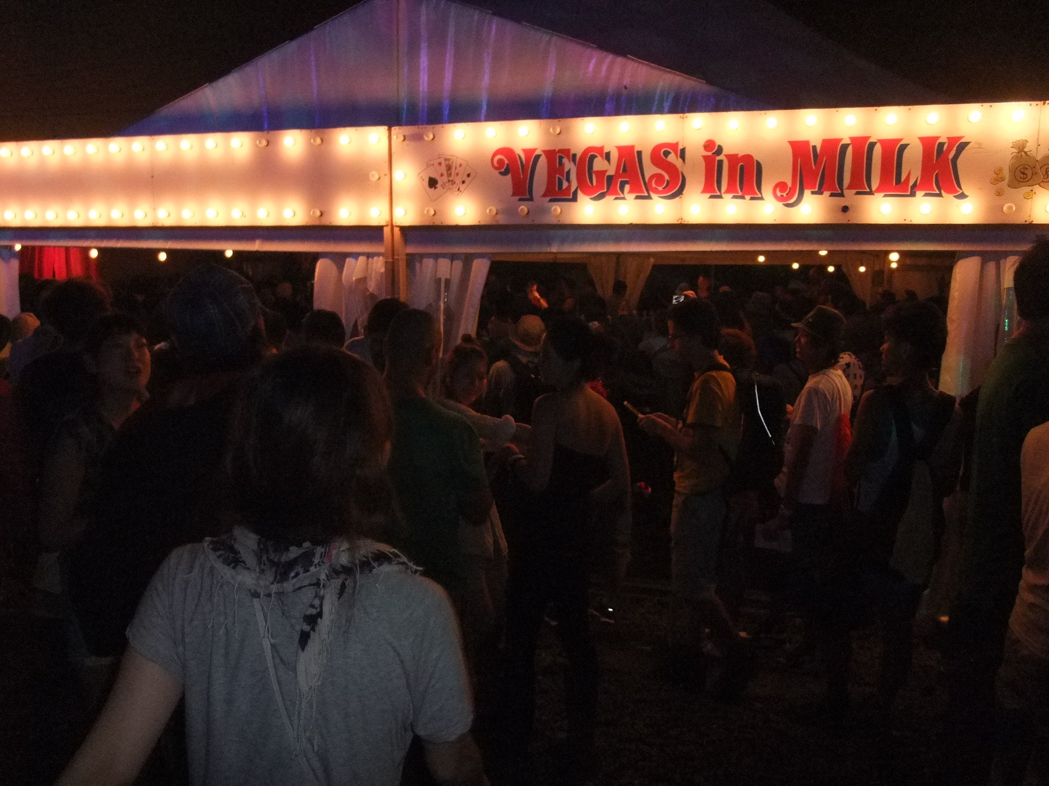 初日の昼間はまだ建設中でしたが、夜には営業していました。