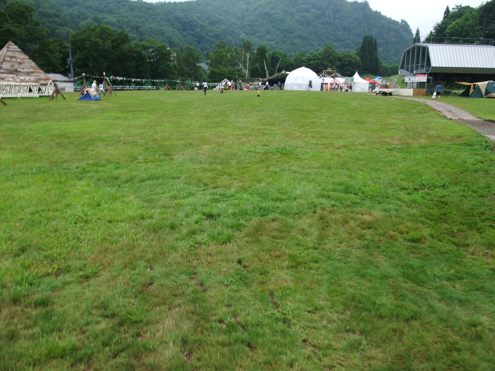 広い芝生の向こうにピラミッドガーデンです。