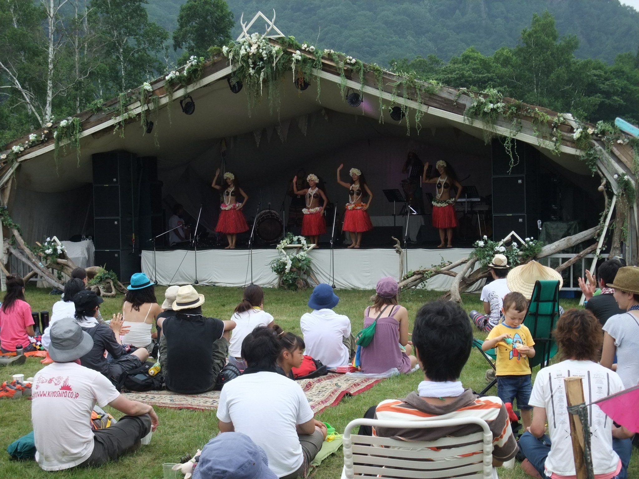 ピラミッドガーデンのステージ。屋根が低い。