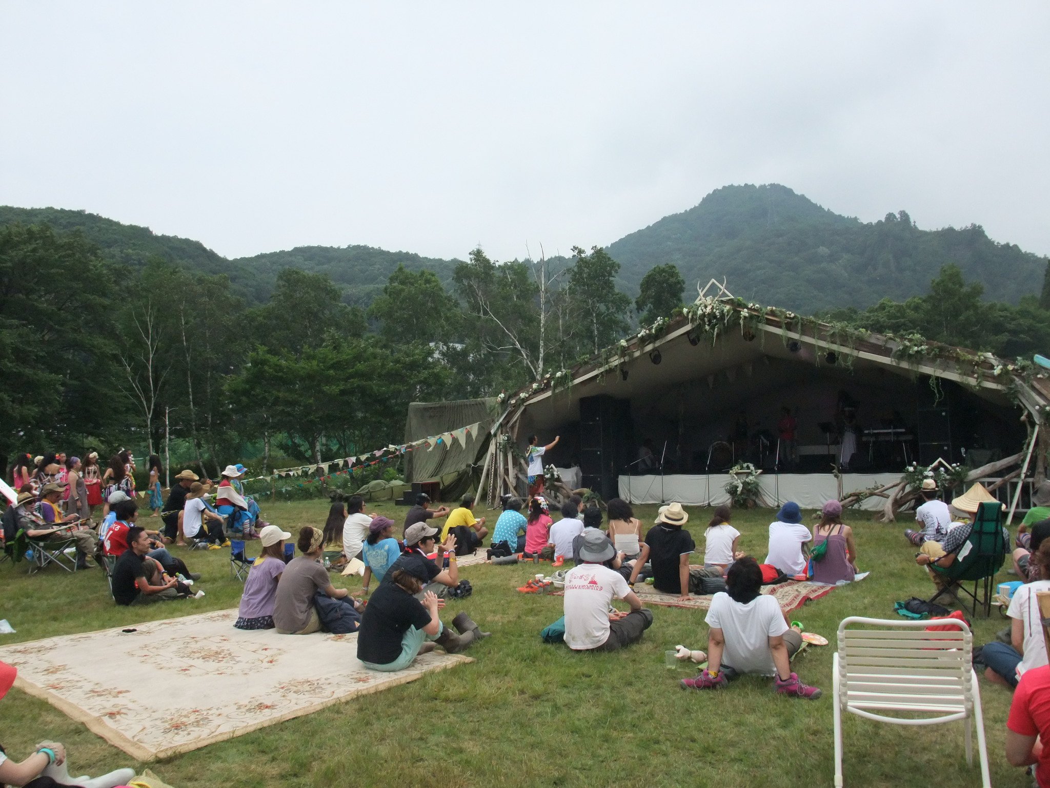 雨が降っていなければ、いすがなくても過ごせます。
