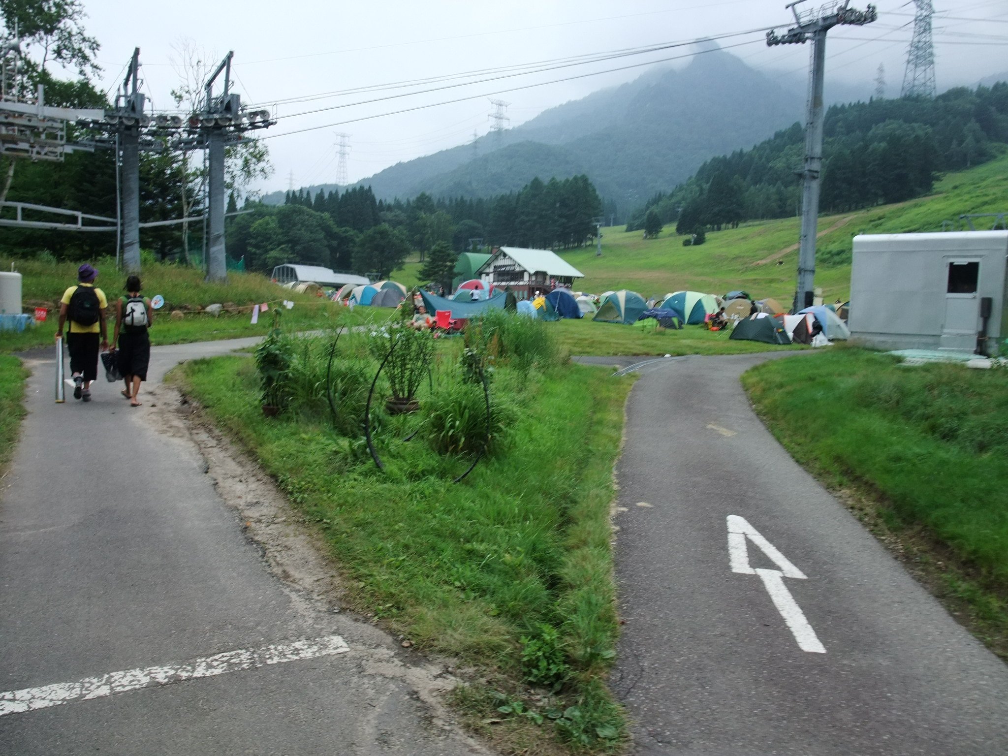 テントのある場所がバス利用者用キャンプサイト。