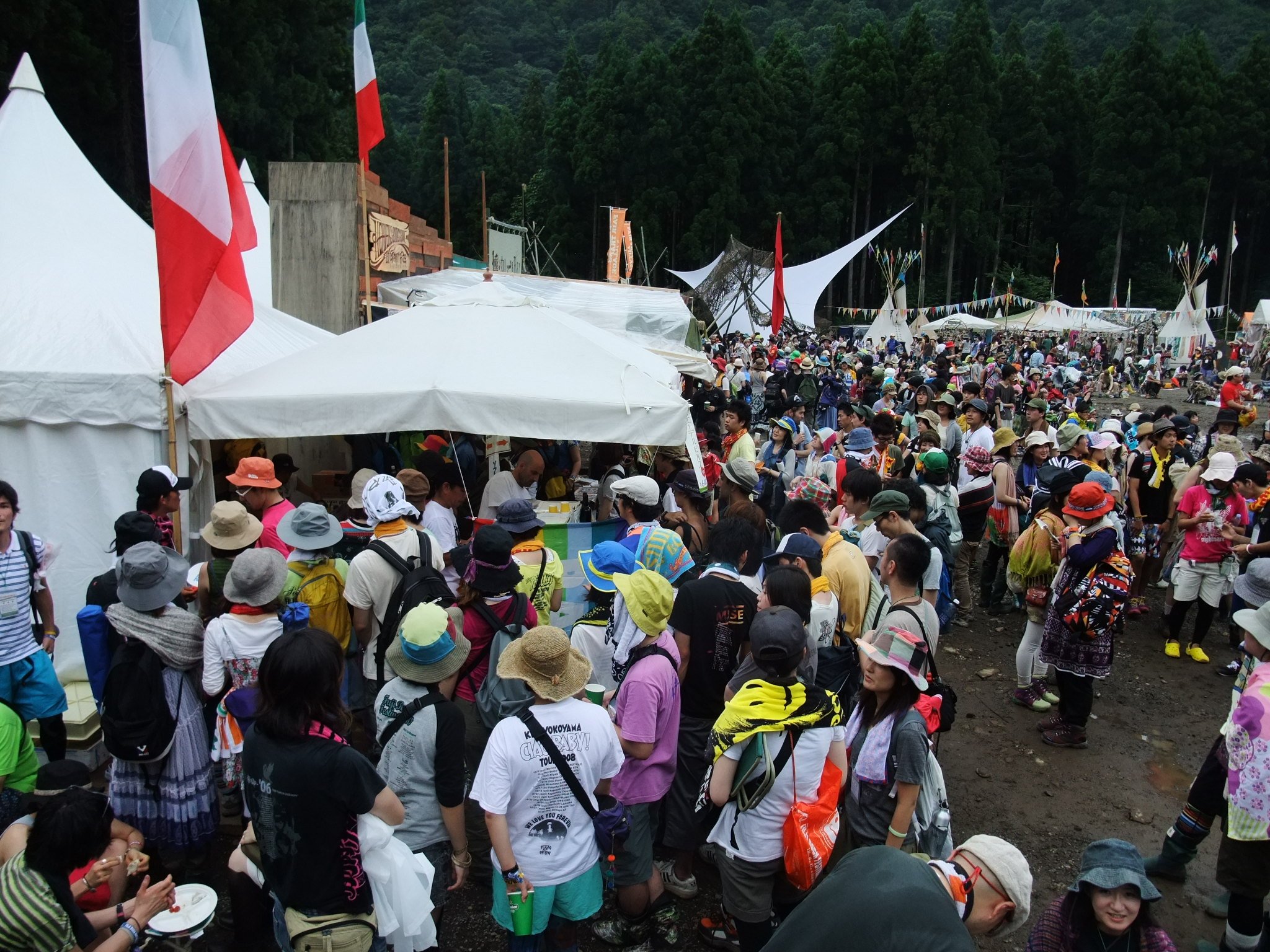 ピザ店さくら組に集まる人たち。