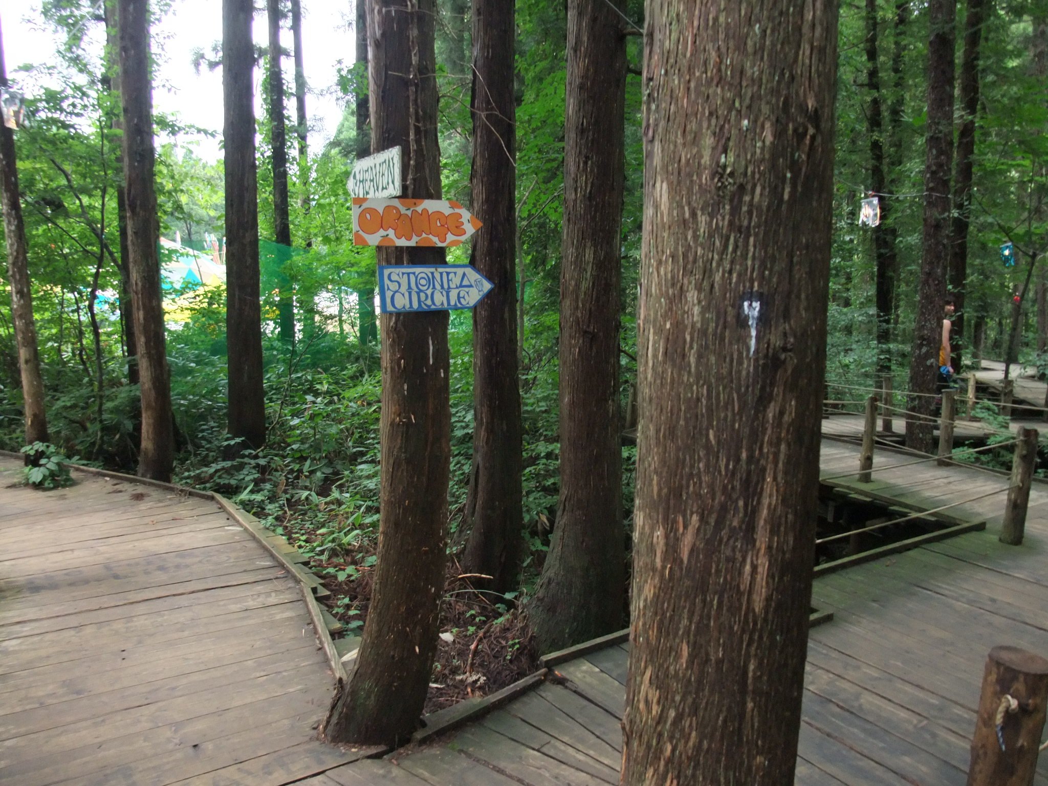 左はすぐにフィールド・オブ・ヘブン、右は少し歩いてオレンジコート。