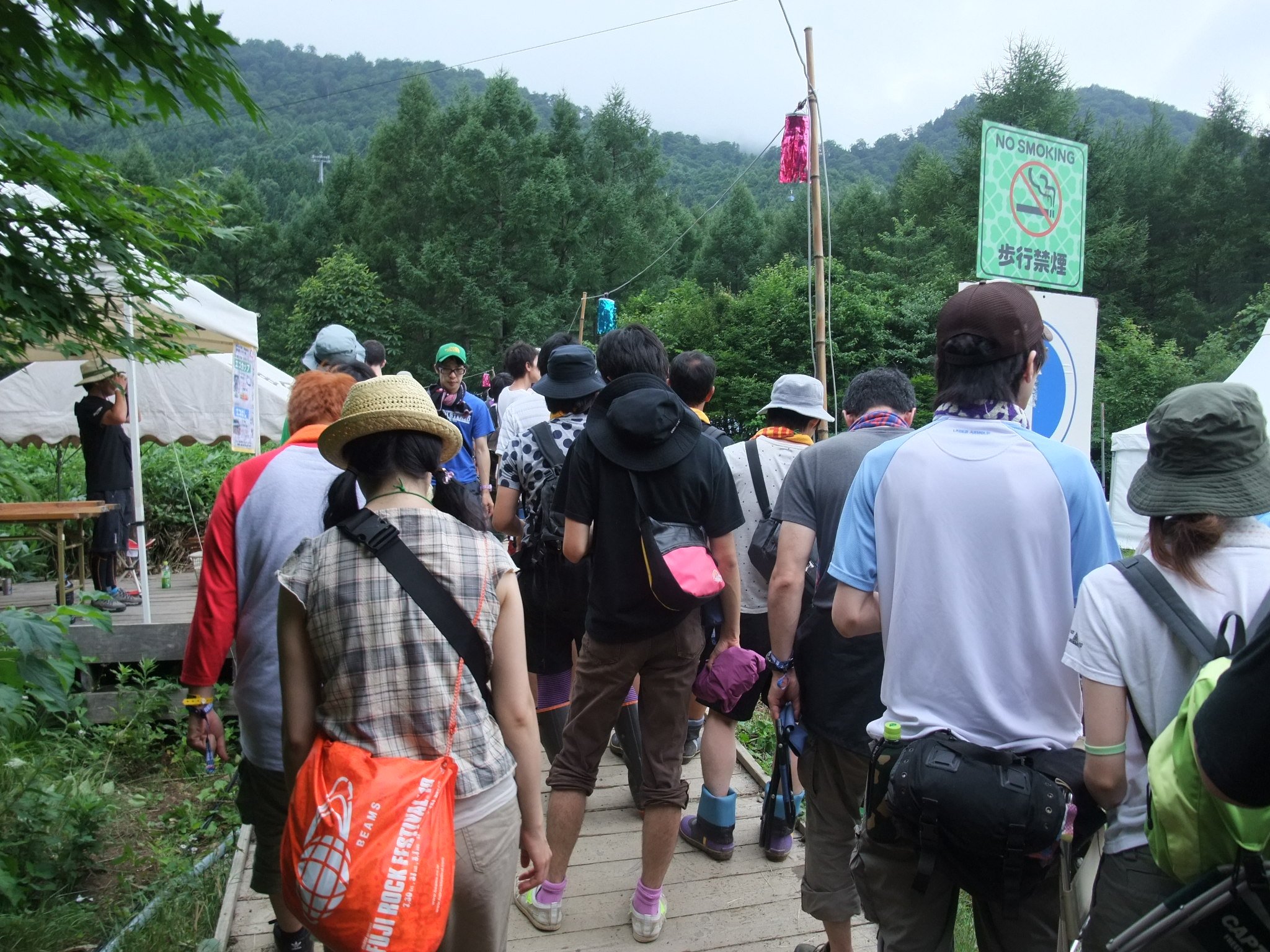 ホワイトステージからグリーンステージ方面へ行くボードウォーク。