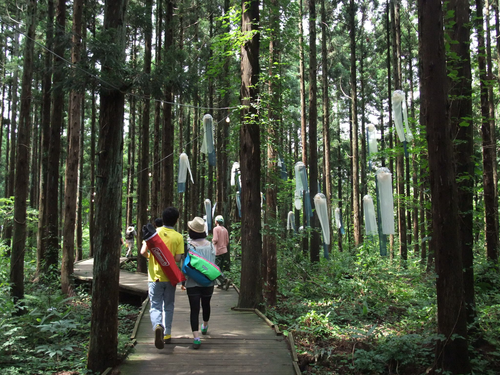 ミラーボールに幕が垂れ下がっています。