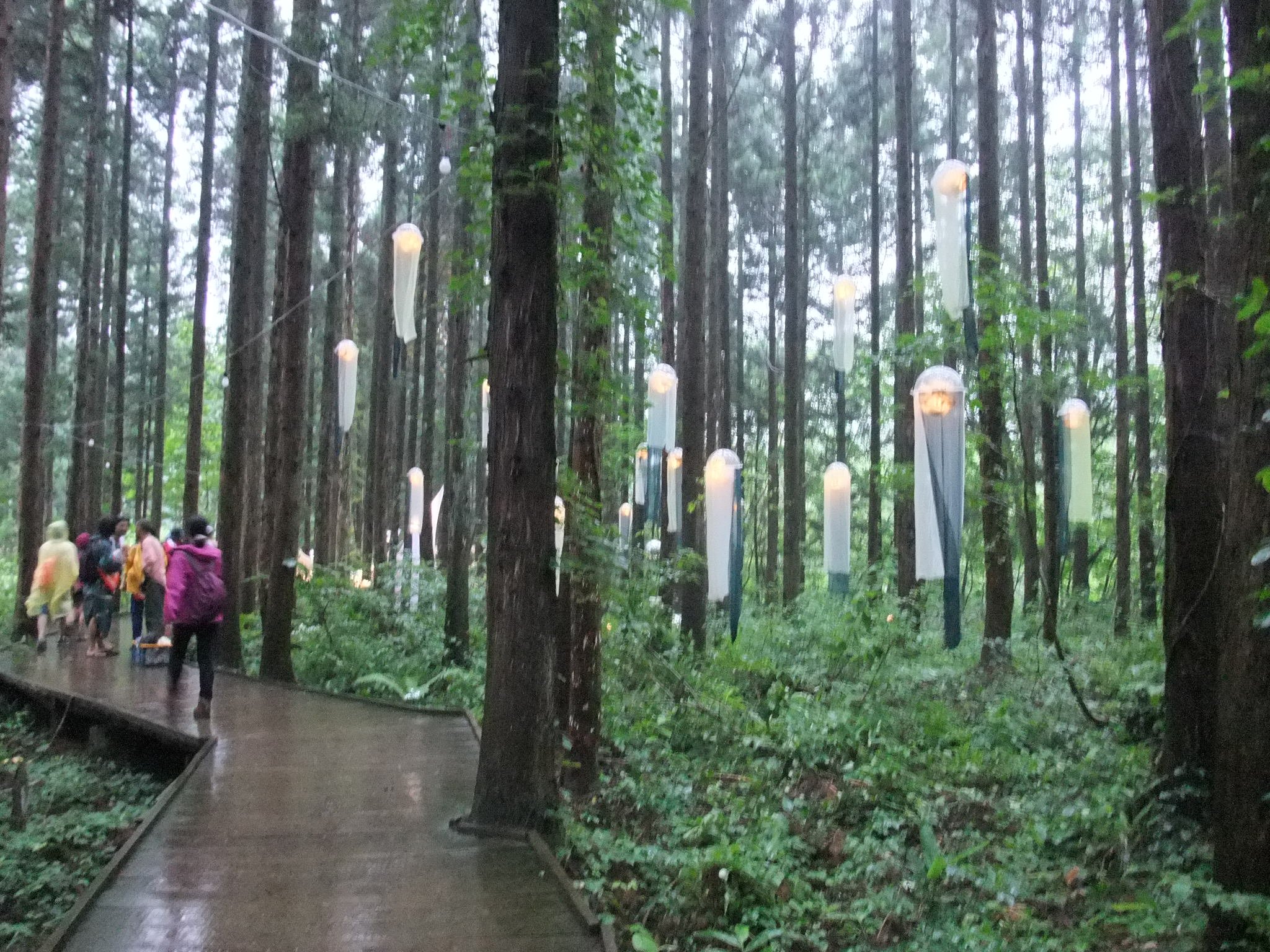 ミラーボール自体が光っているということはミラーボールではないのか。