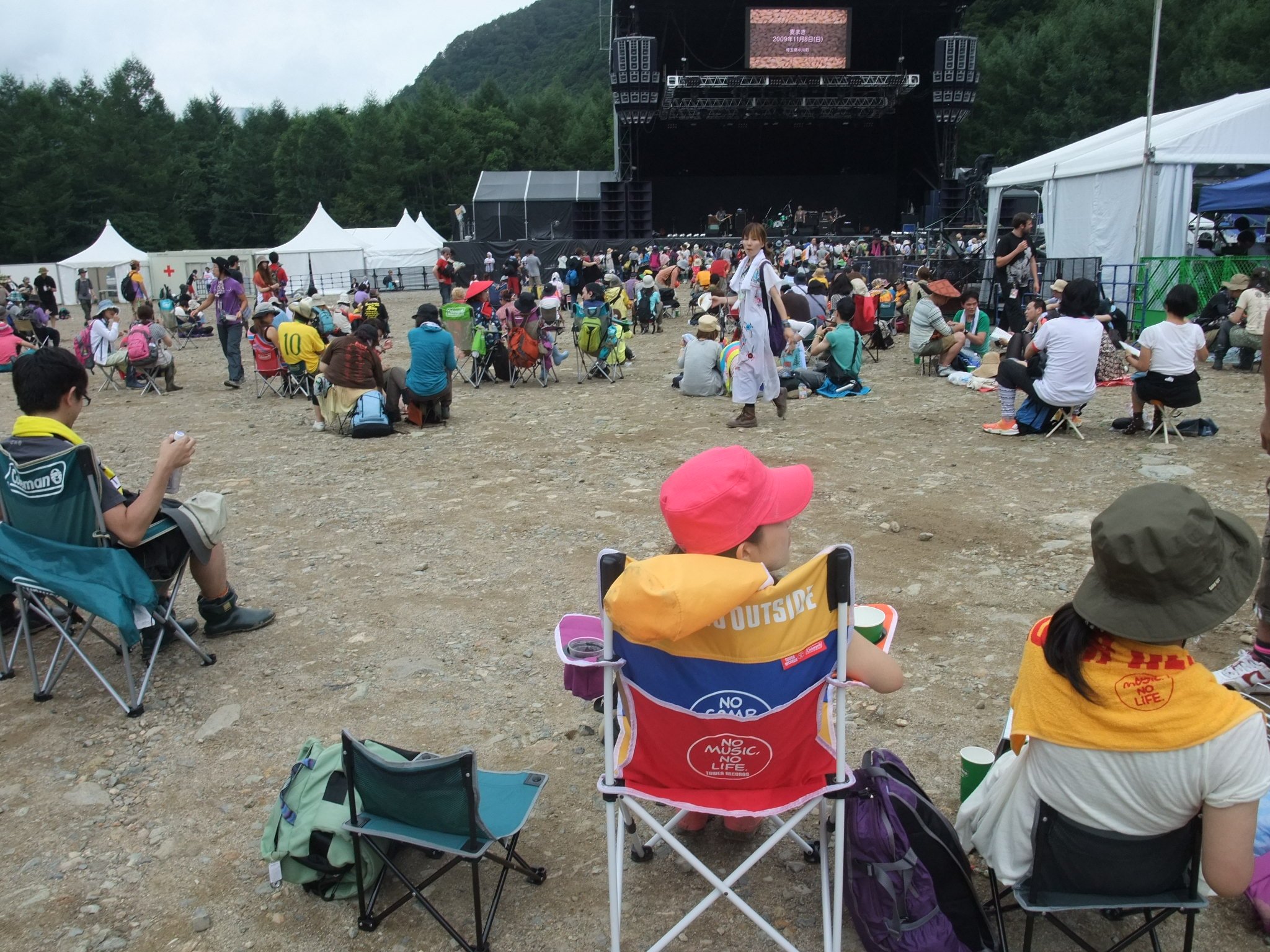 後方ではいすに座ってみる人が多い。