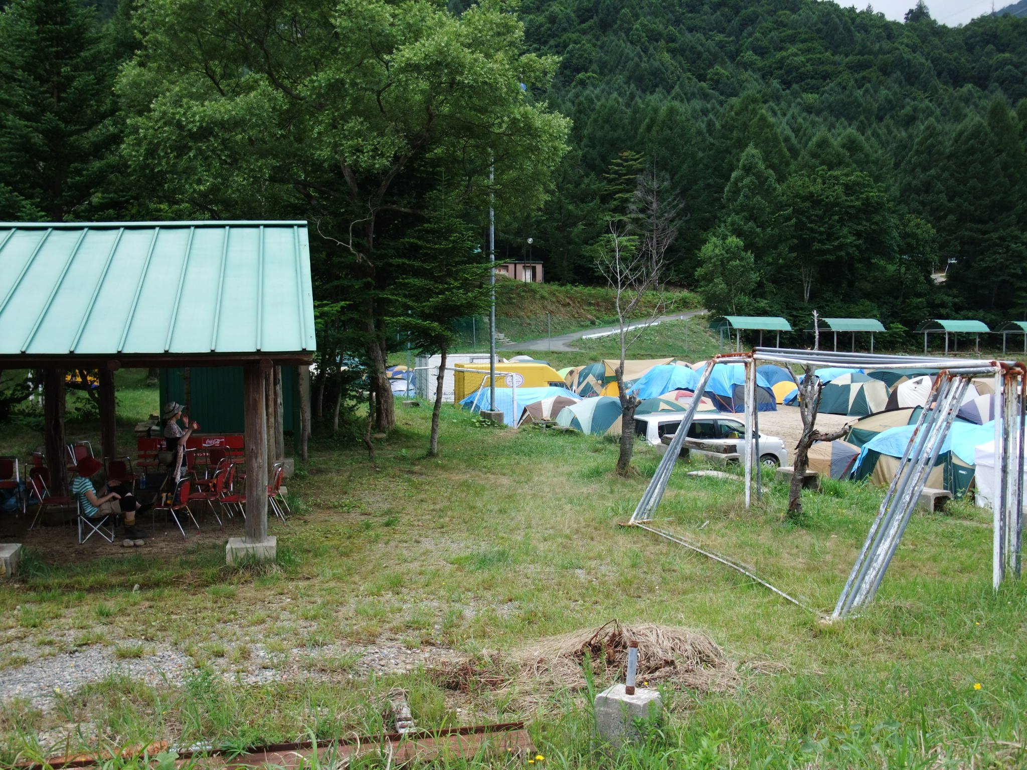 左側は屋根付き休憩所です。