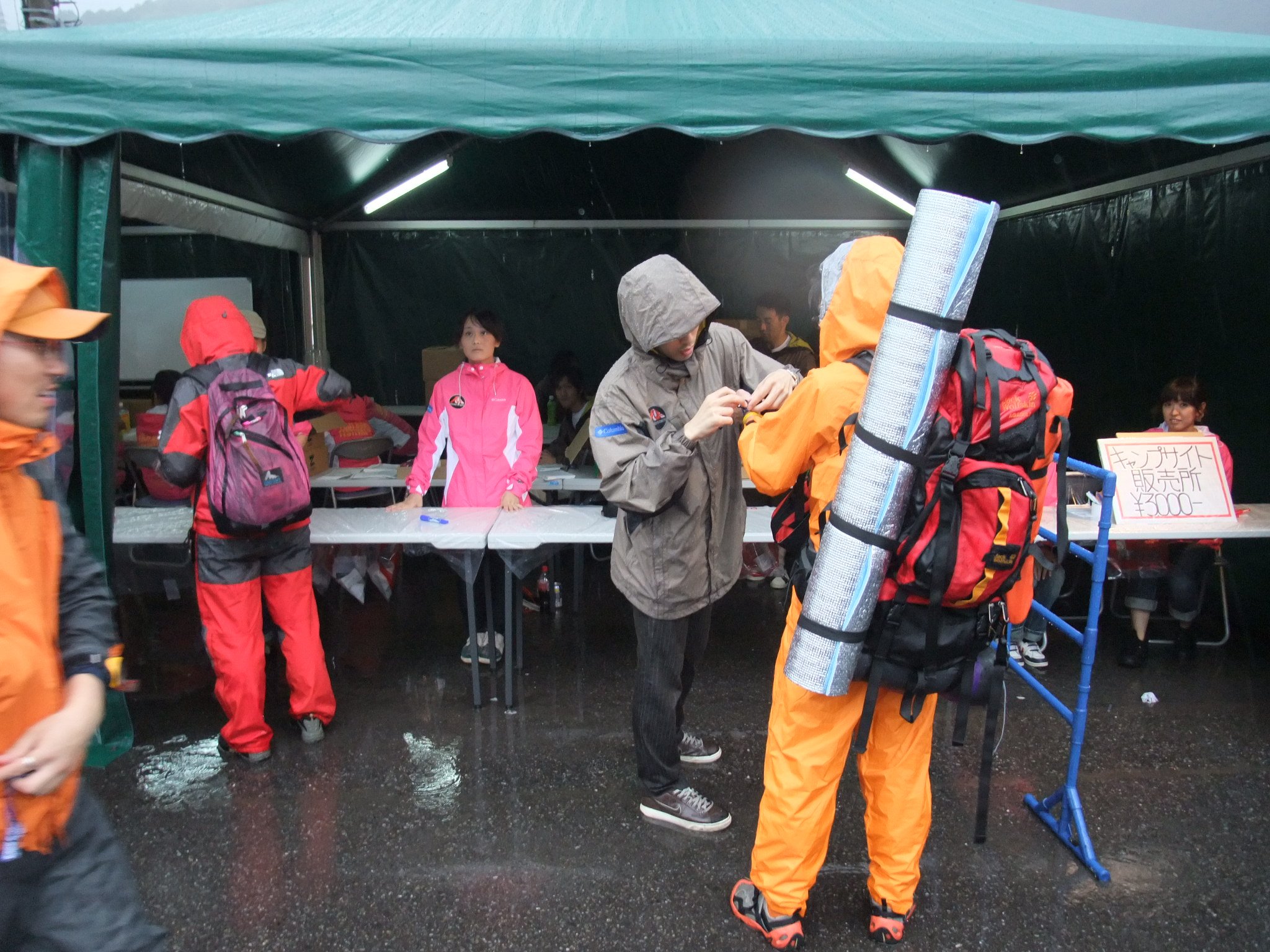 リストバンドを付けてもらう人。