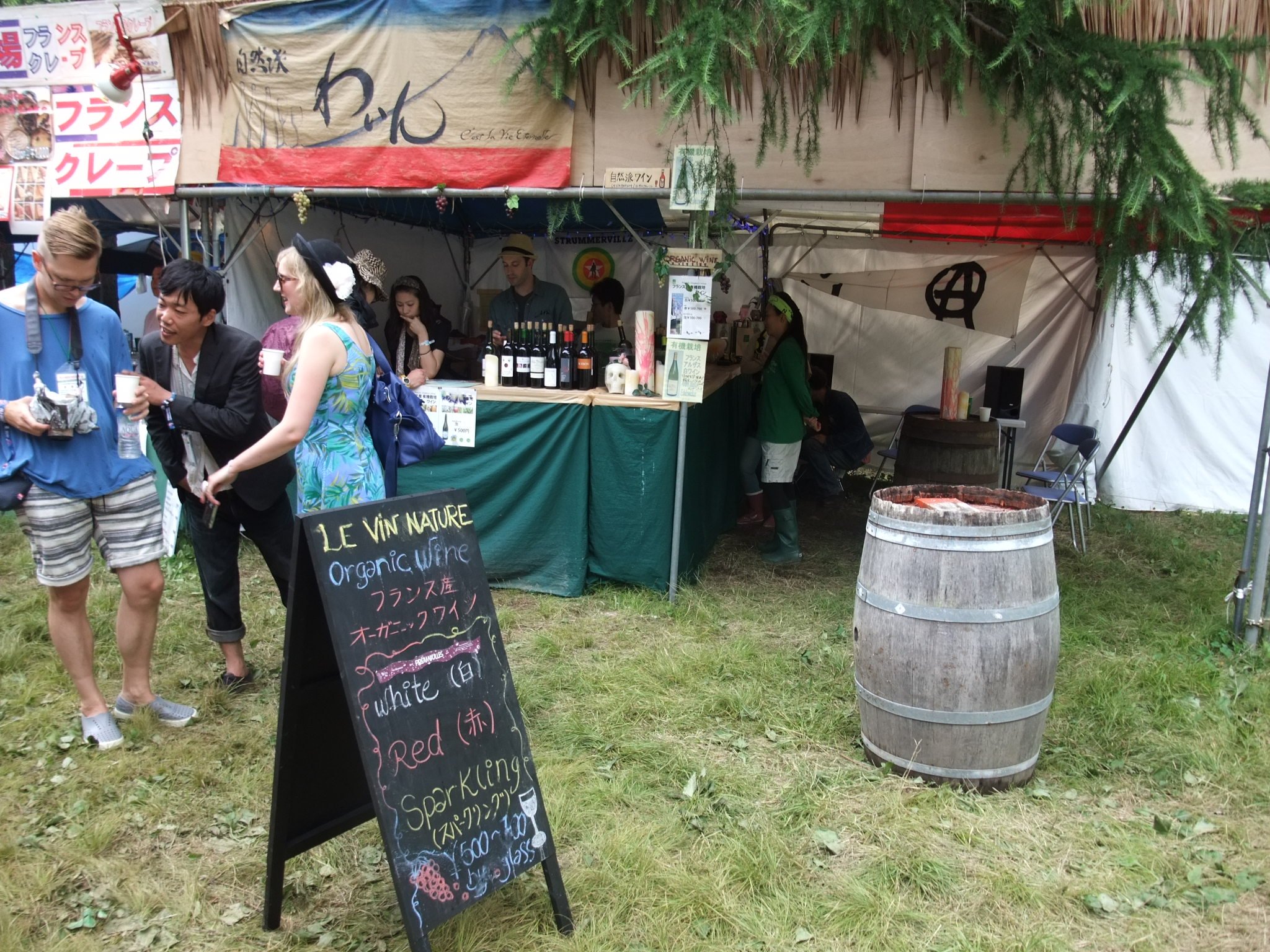 最も手前にあるワイン屋。フランス産らしい。