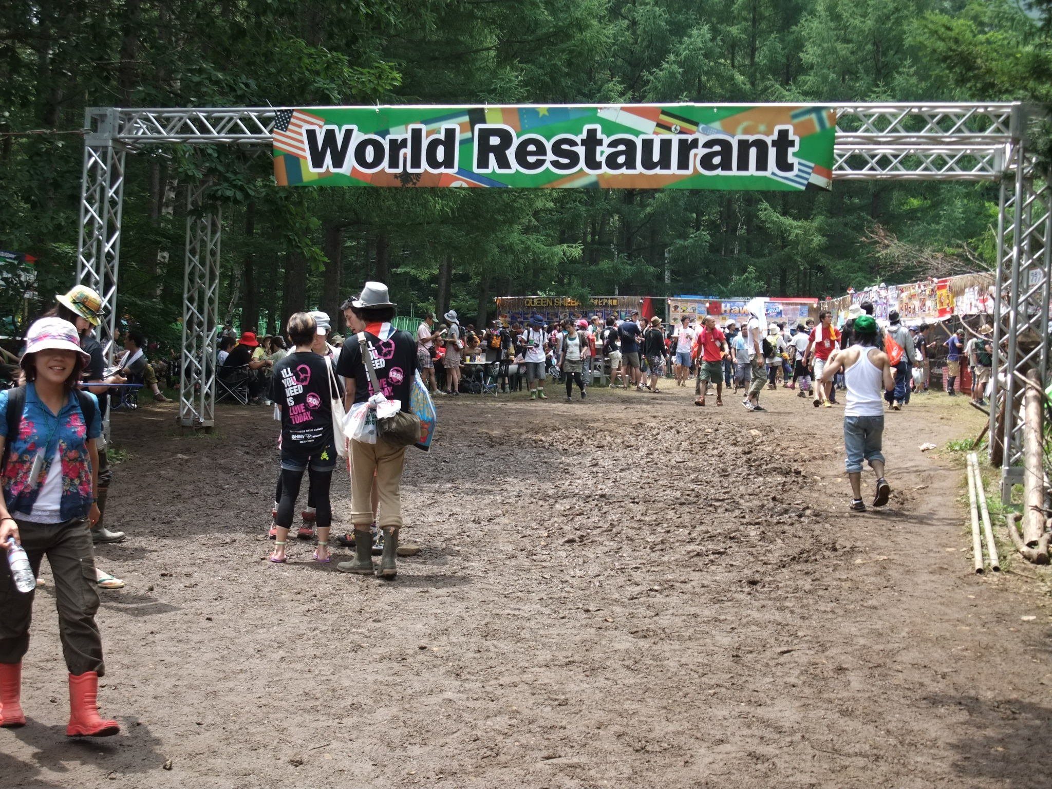 ワールドレストランの横断幕が更新されました。少なくとも2004年から2009年までは同じでした。