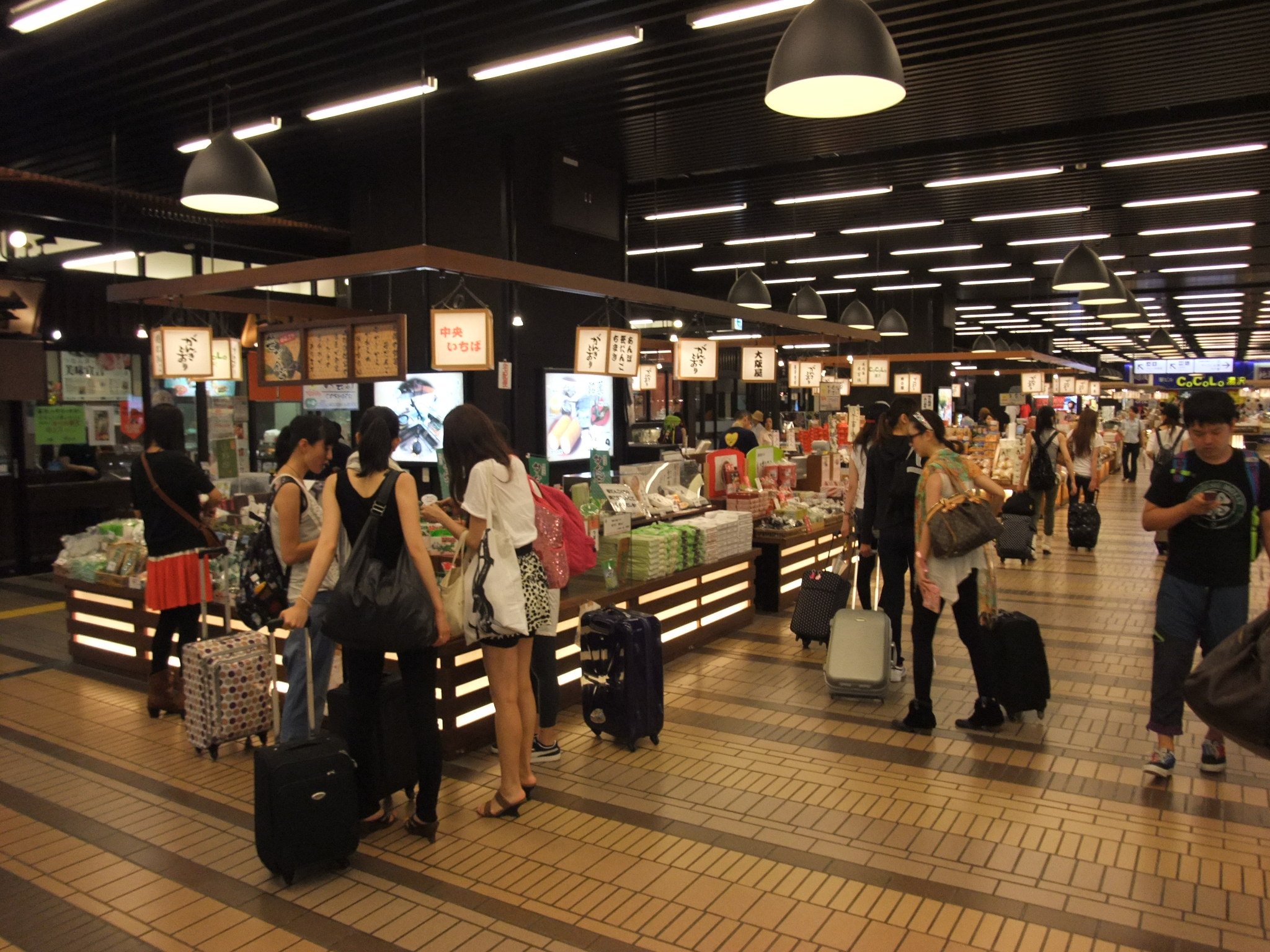 荷物の量が少ない女性はホテル宿泊かと思います。