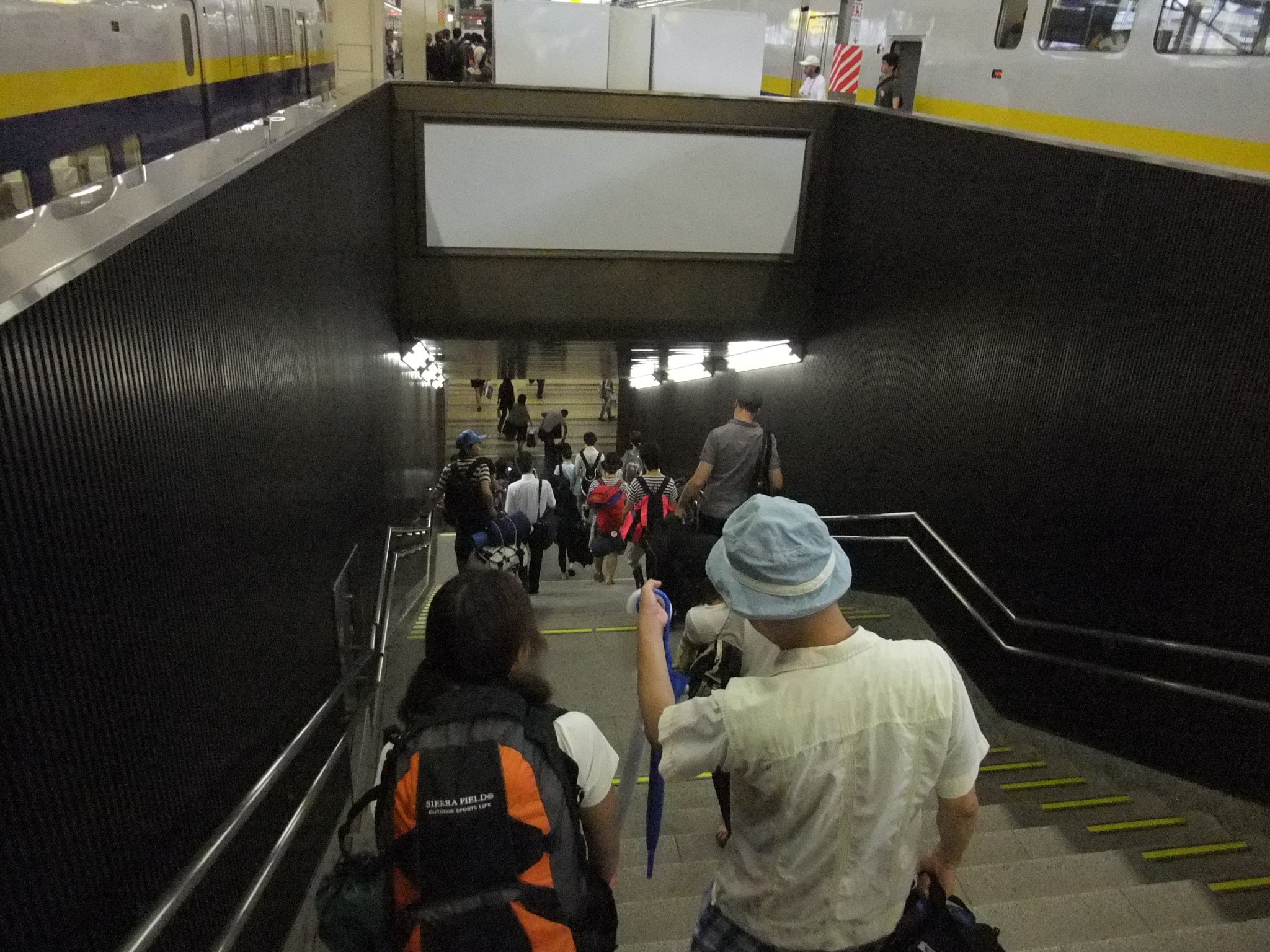 越後湯沢駅の長い階段。