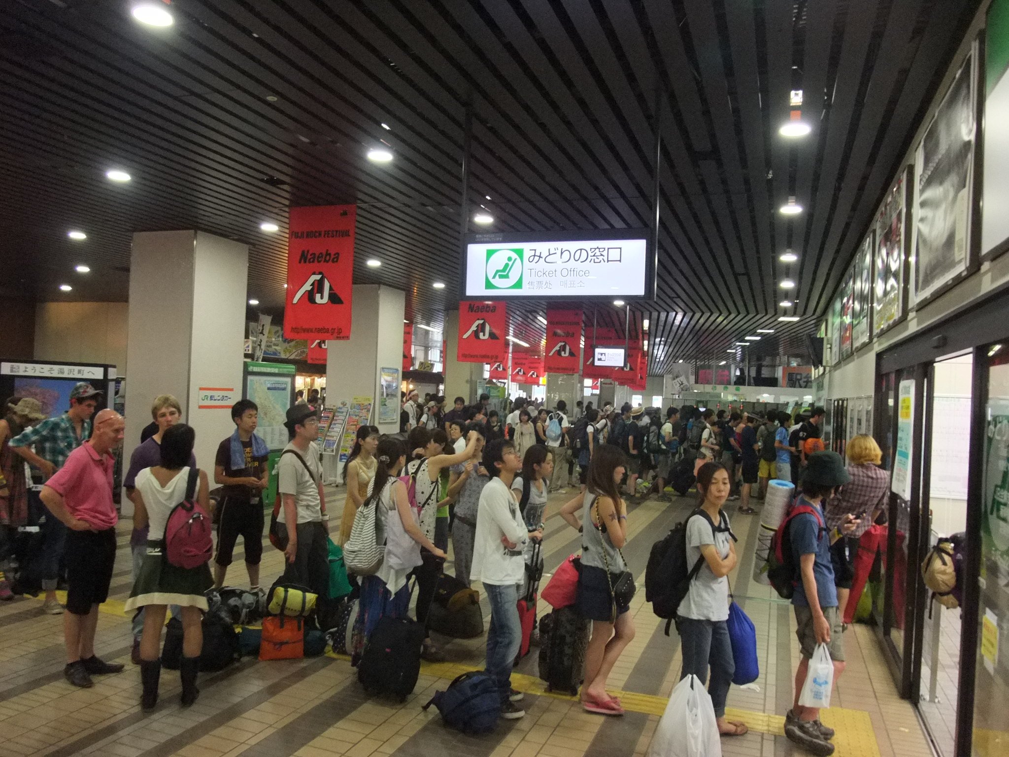 帰りの新幹線の乗車券を買う人たち。