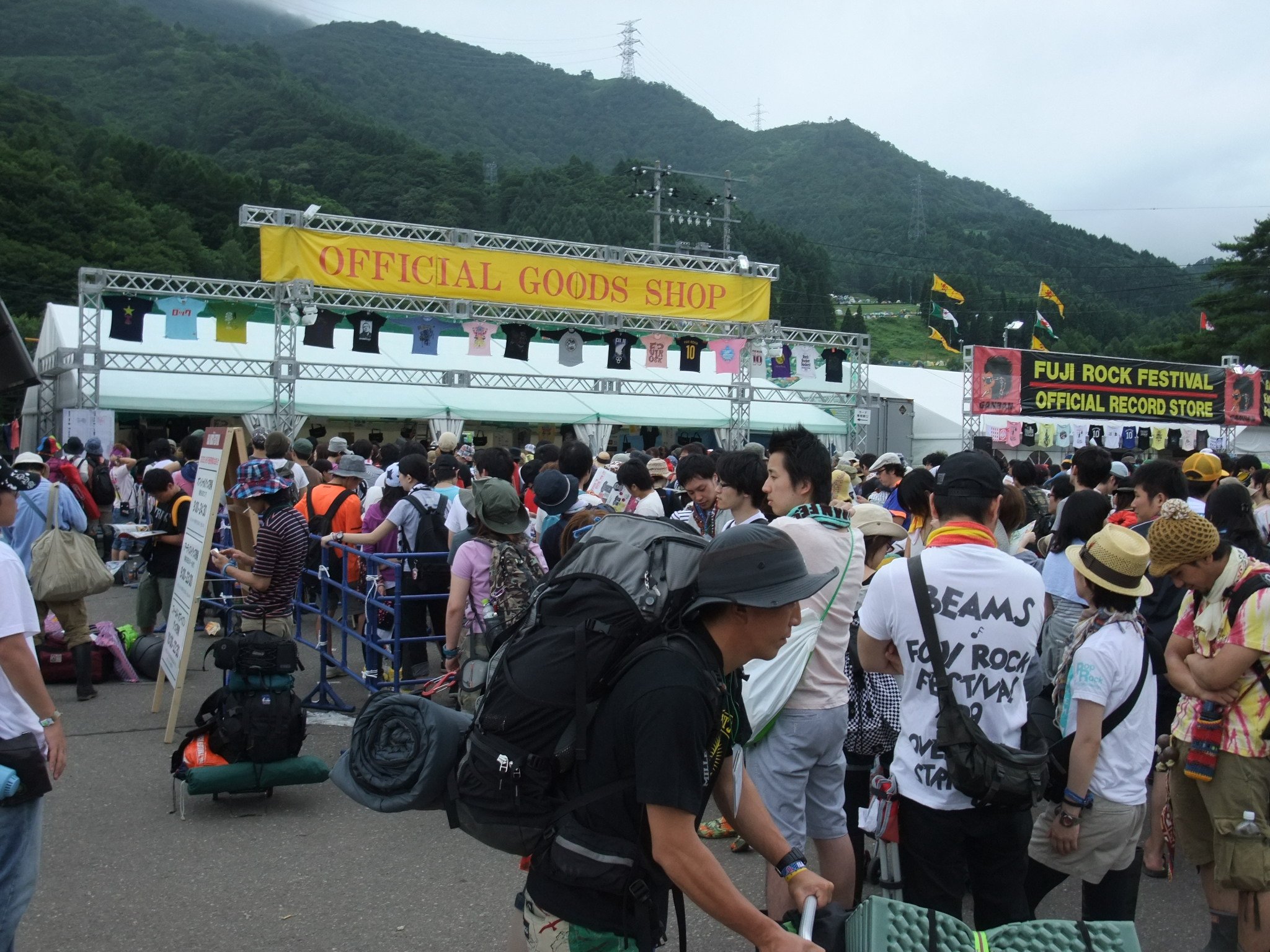 公式Tシャツを販売する店。