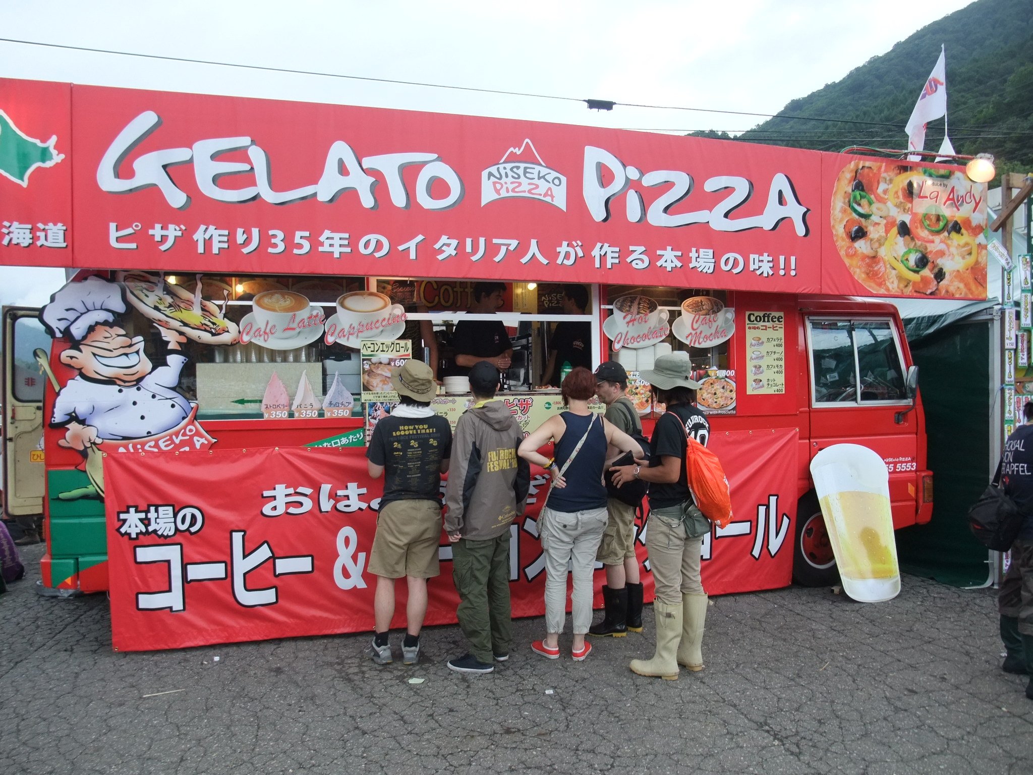 トラックの荷台でピザを焼く店。