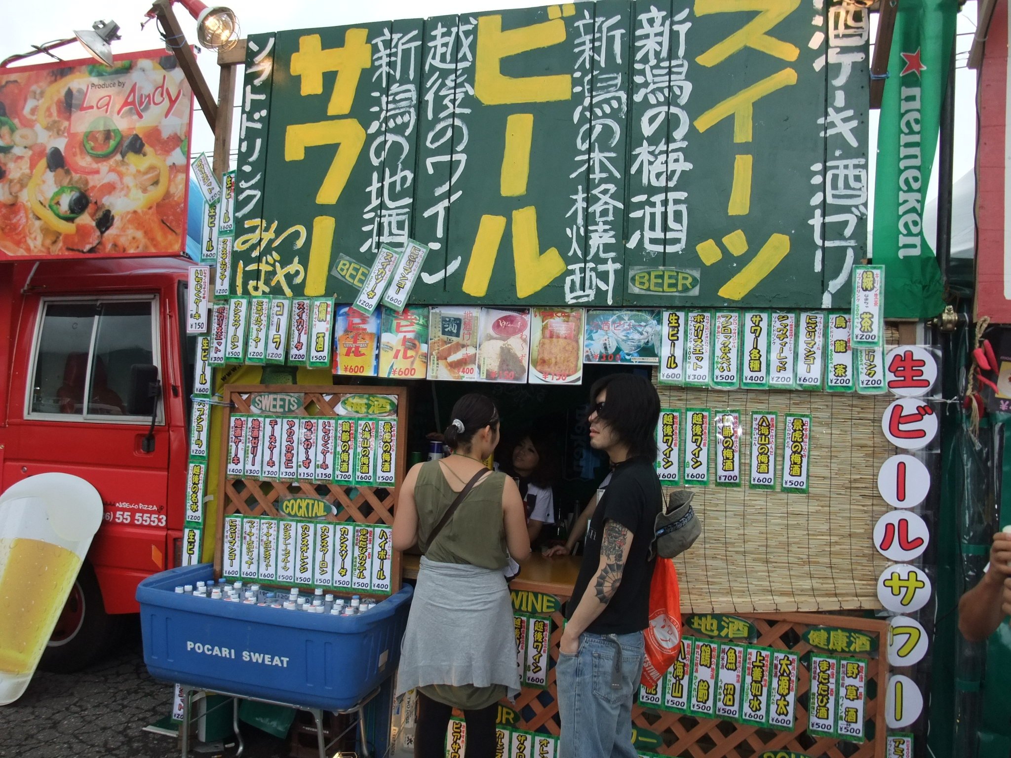 毎年場外に出店しているみつばや。