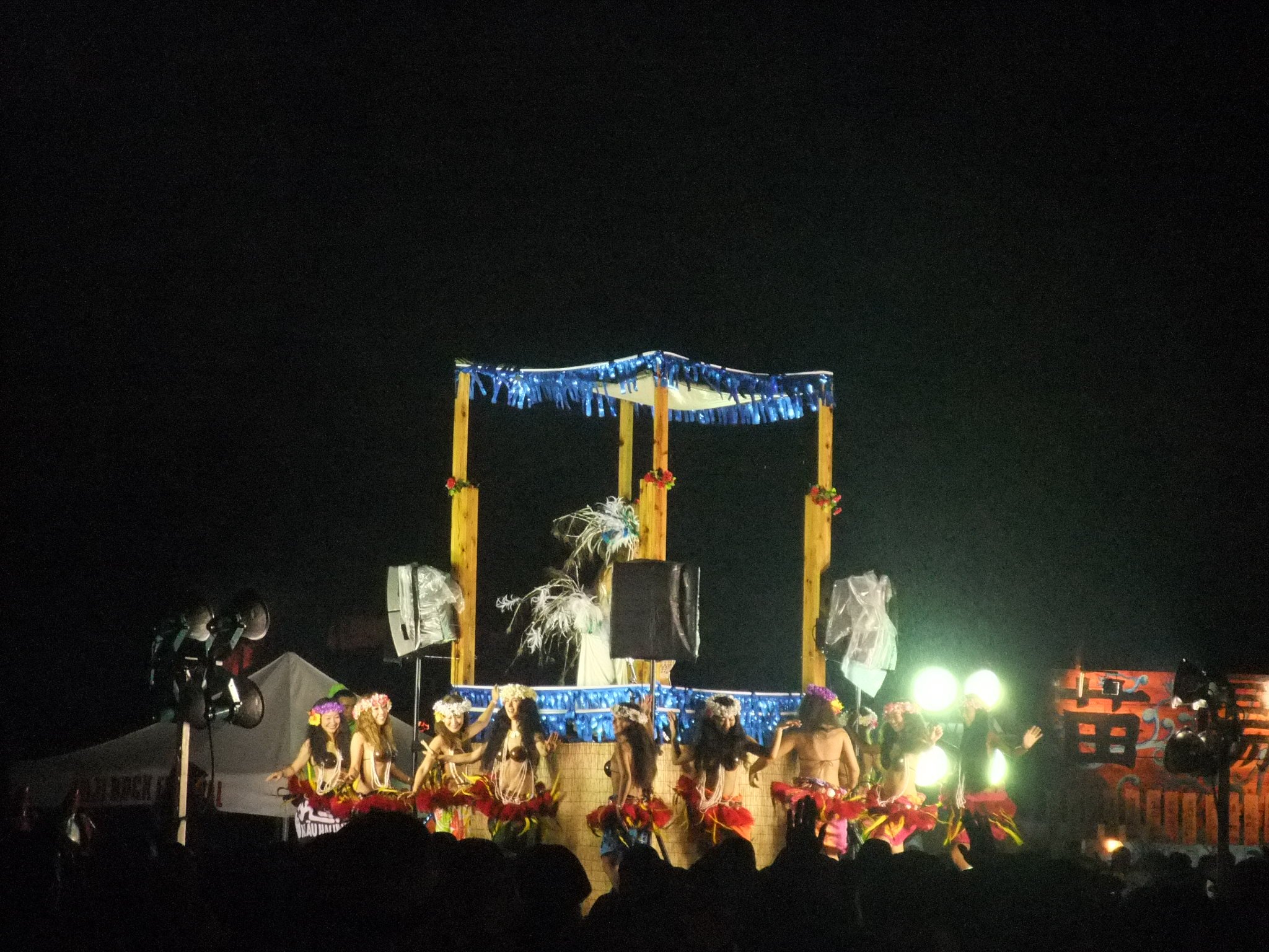 サンディー＆サンセッツの女性ボーカル、サンディーがフラダンスの女性を引き連れて参加しています。