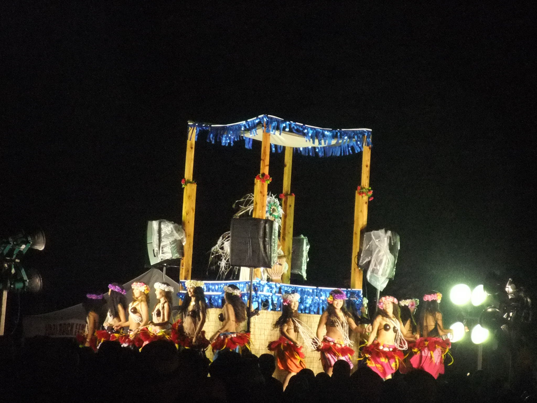 下の人はサンディーにフラダンスを教わっている女性。