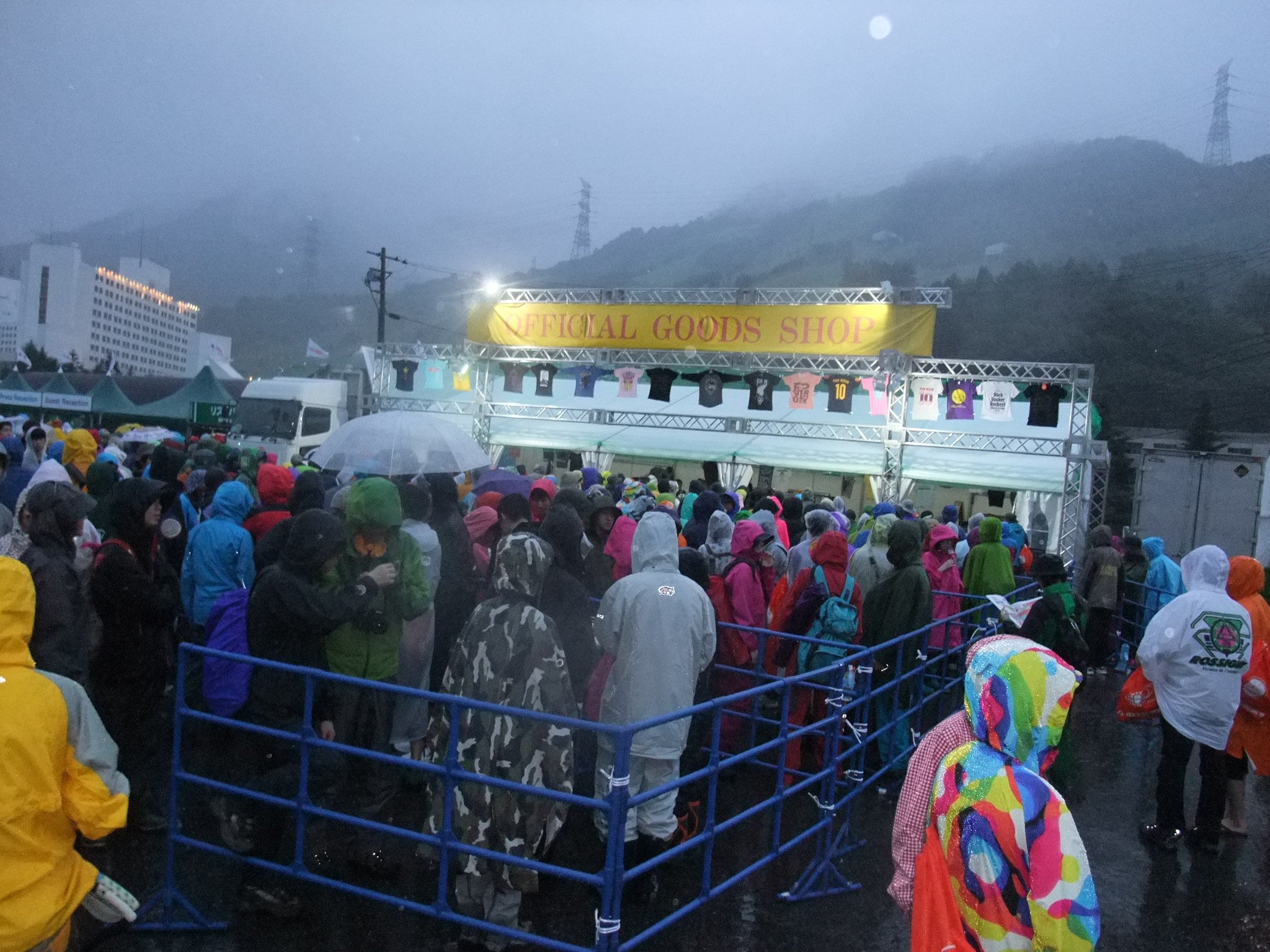 前夜祭の日、公式グッズ売り場に並ぶ人たち。