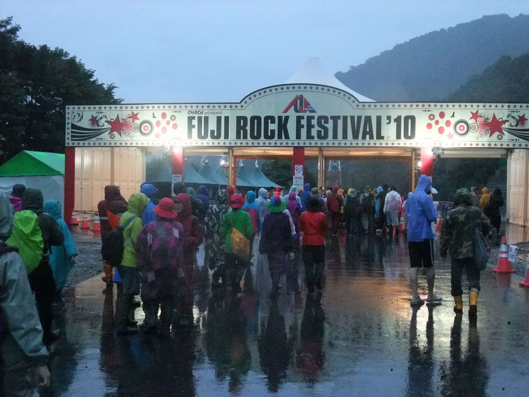 入場ゲート。かなり雨が降っています。