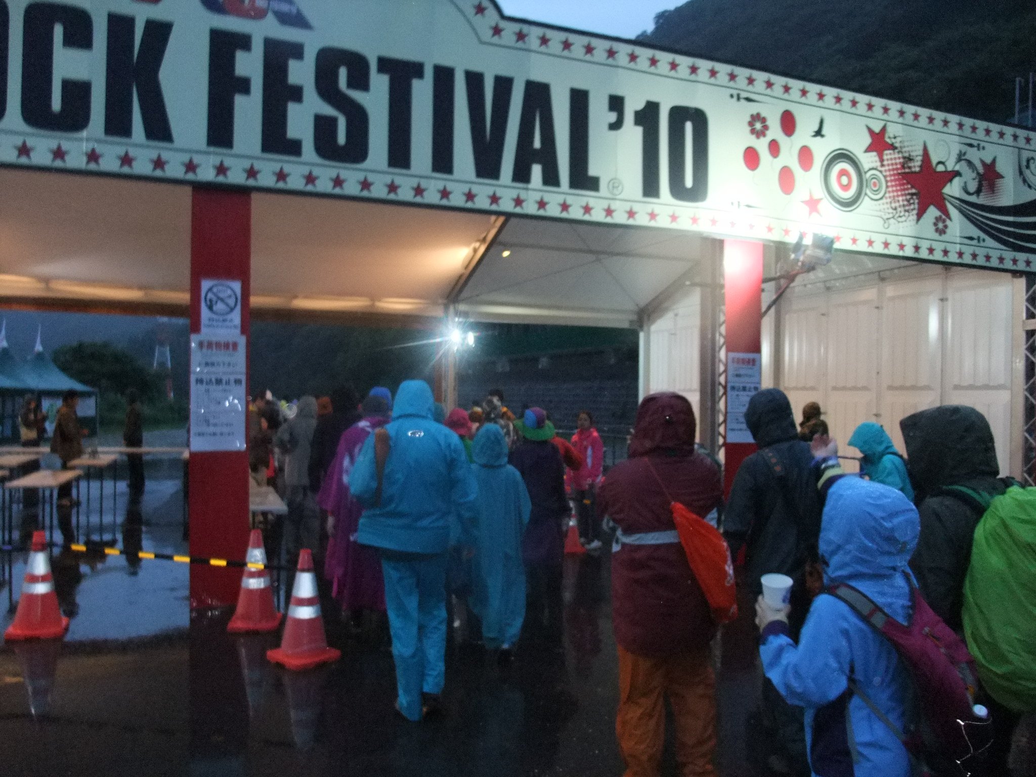 前夜祭はリストバンドチェックがありません。