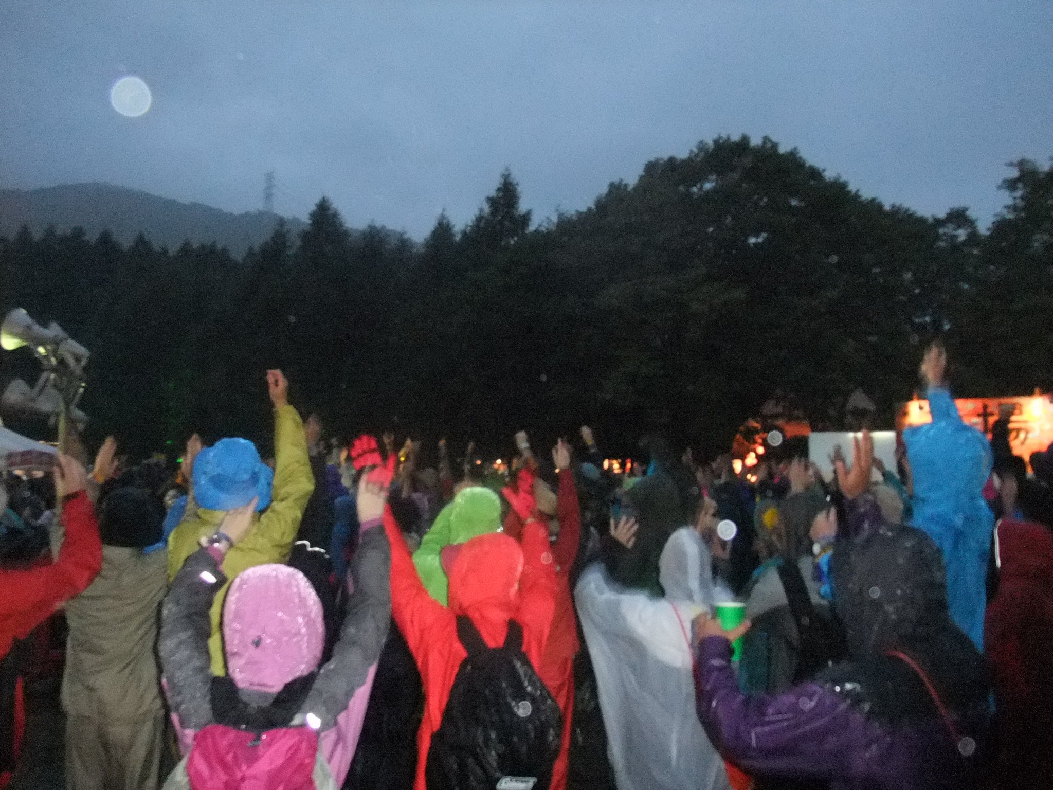 「へーい」という音頭らしくない掛け声で万歳します。