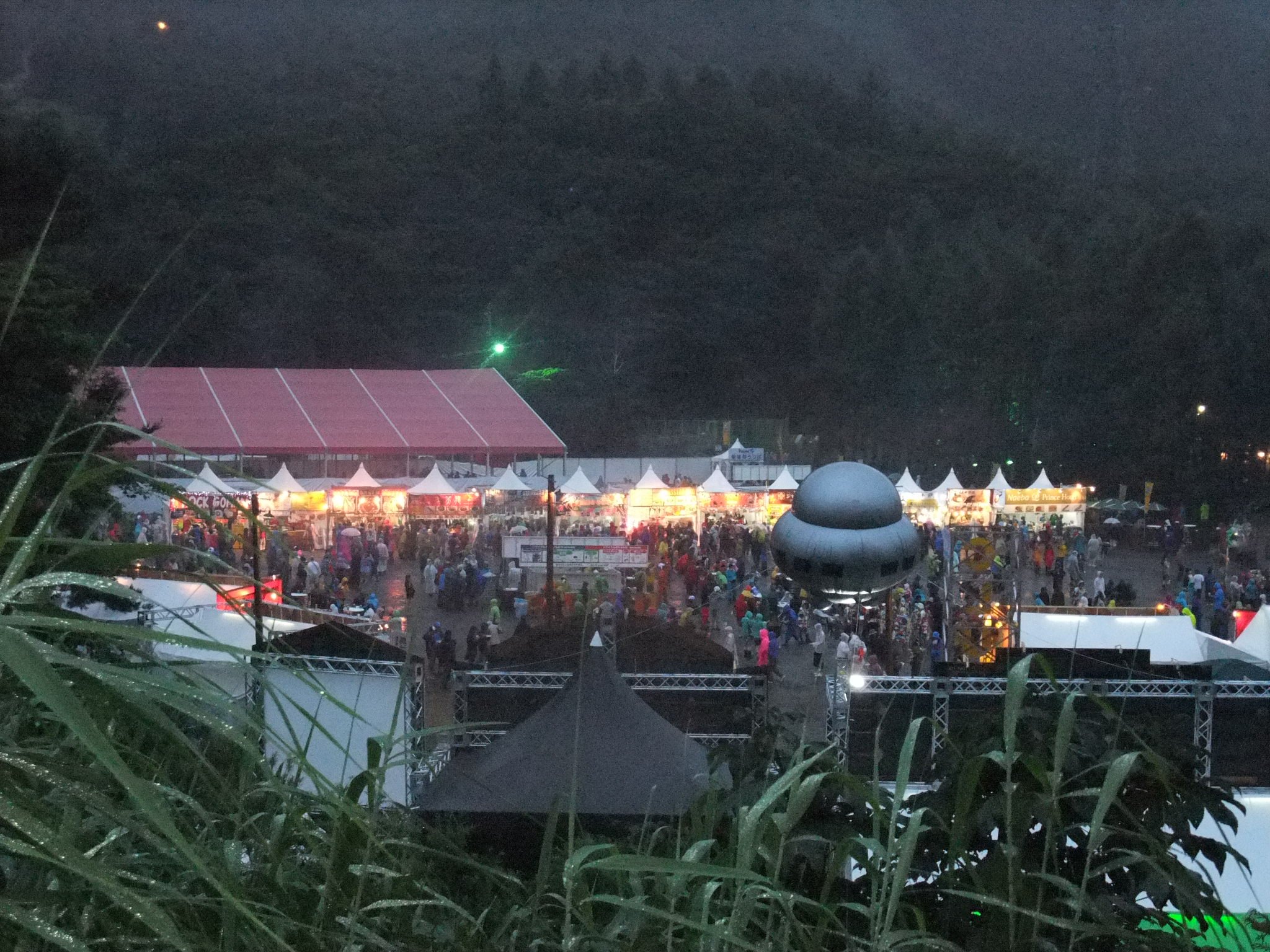 入場ゲート付近から見た前夜祭の様子。