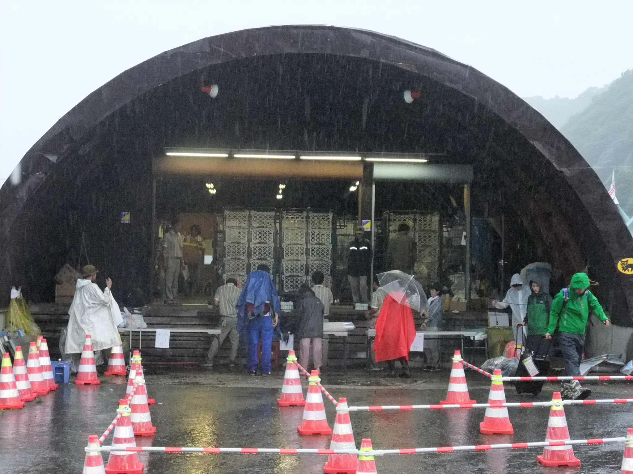 あ行からは行まではドーム型のテントで受け取り。