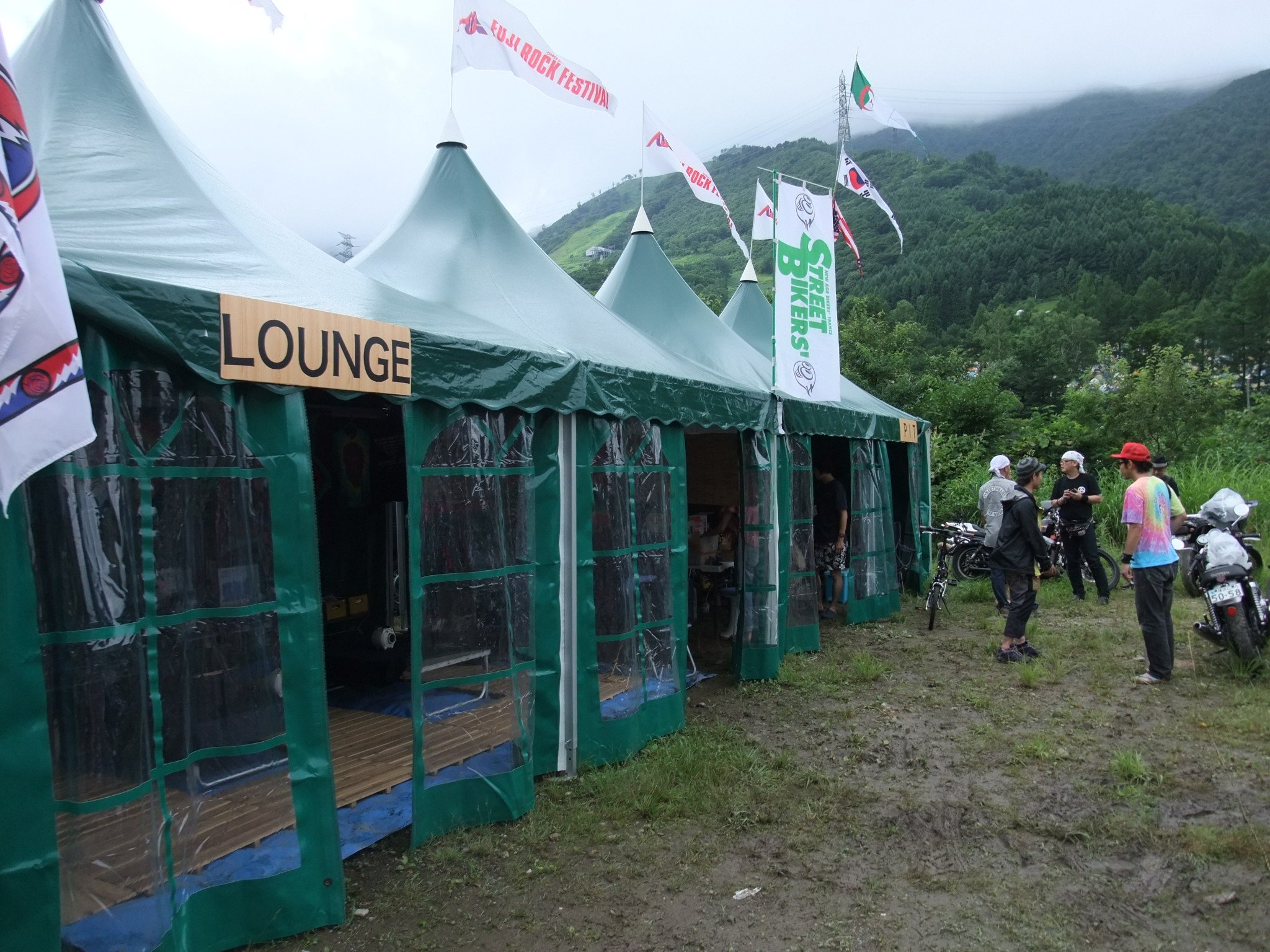 バイク雑誌「バイカーズ・ストリート」のテント。休憩できます。