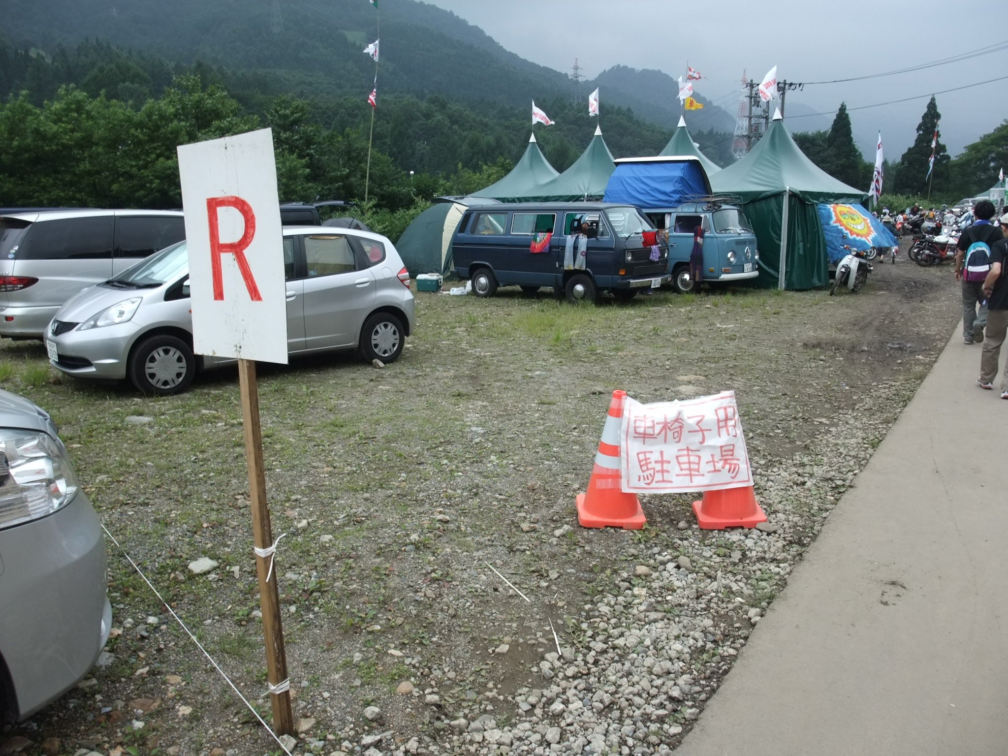 駐輪場の手前にある車いす用駐車場。