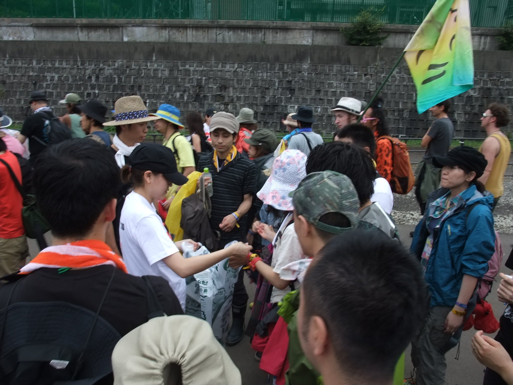 ごみ袋を配る人ともらう人。