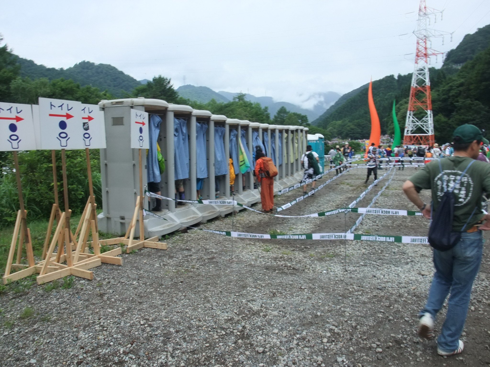 男性用トイレ。小便用。うんこは後方のトイレでします。