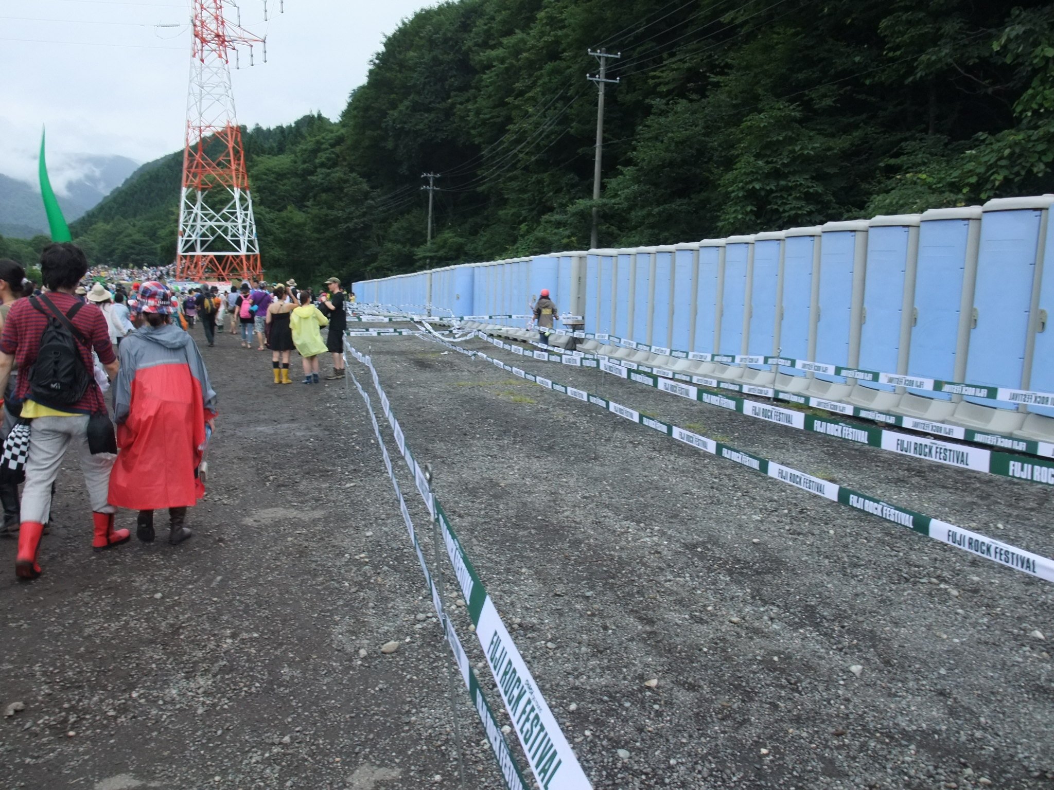 置き方が変わり、横一列の長い列になりました。