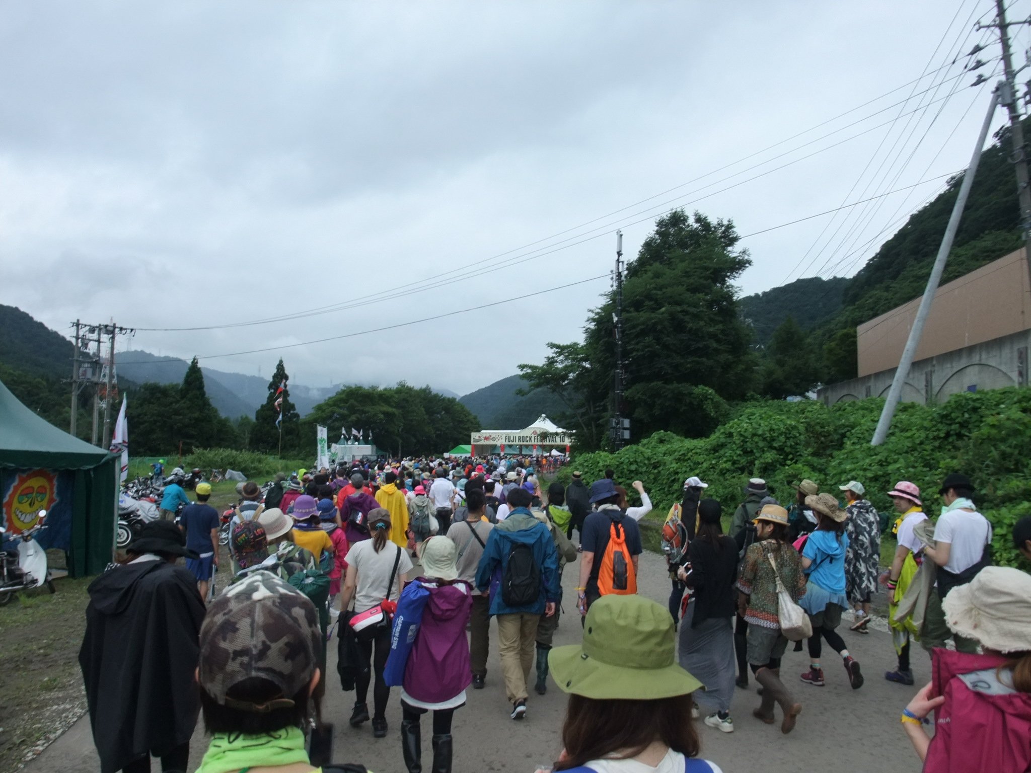 入場ゲートに向かう人たち。