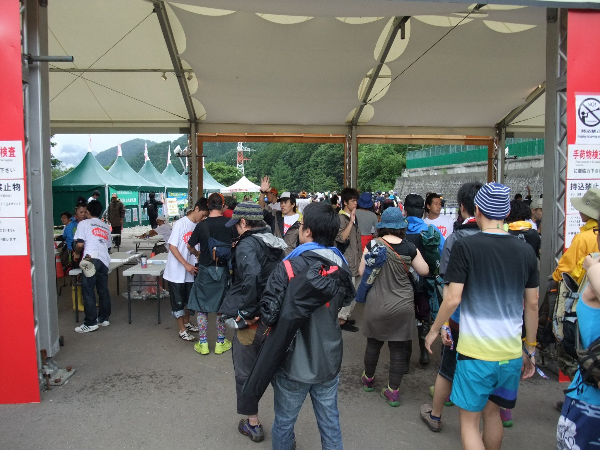 荷物チェックとリストバンドチェックの2段階です。