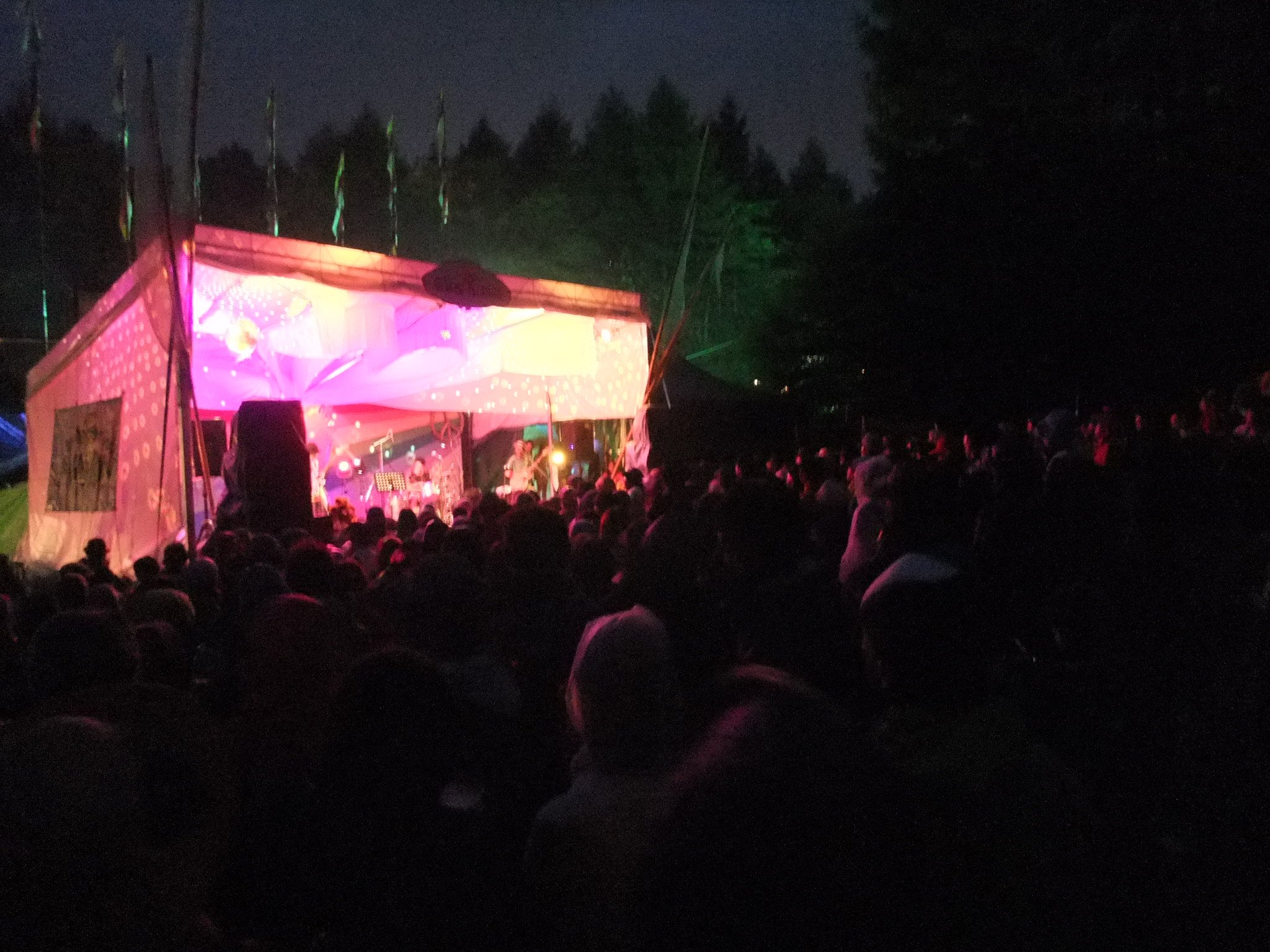 ステージ全体が光っているジプシーアバロン。