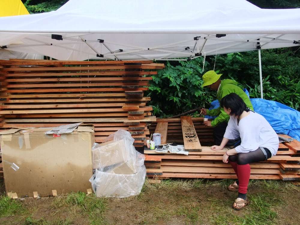 ボードウォークの板に書き込む人。