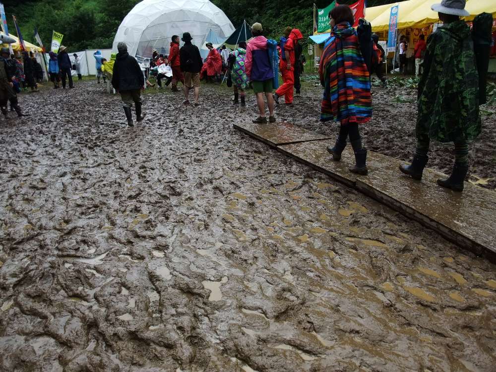 NGOビレッジも泥の海。