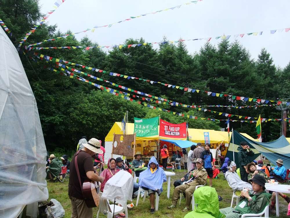 外でギターの弾き語りをする人。