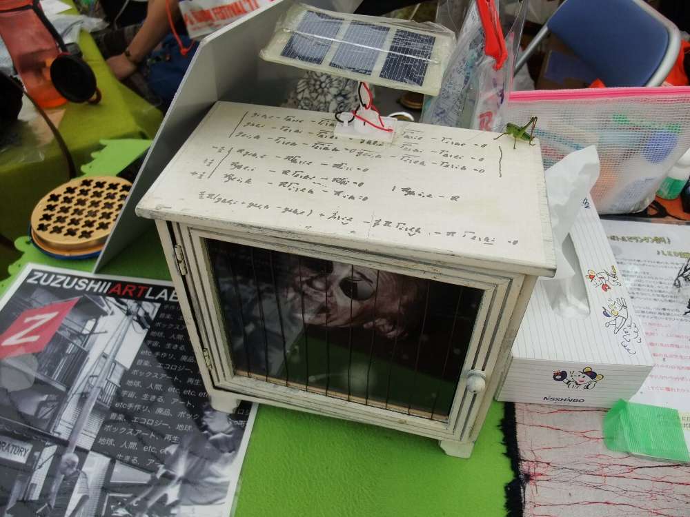 右端のバッタはオブジェではありません。