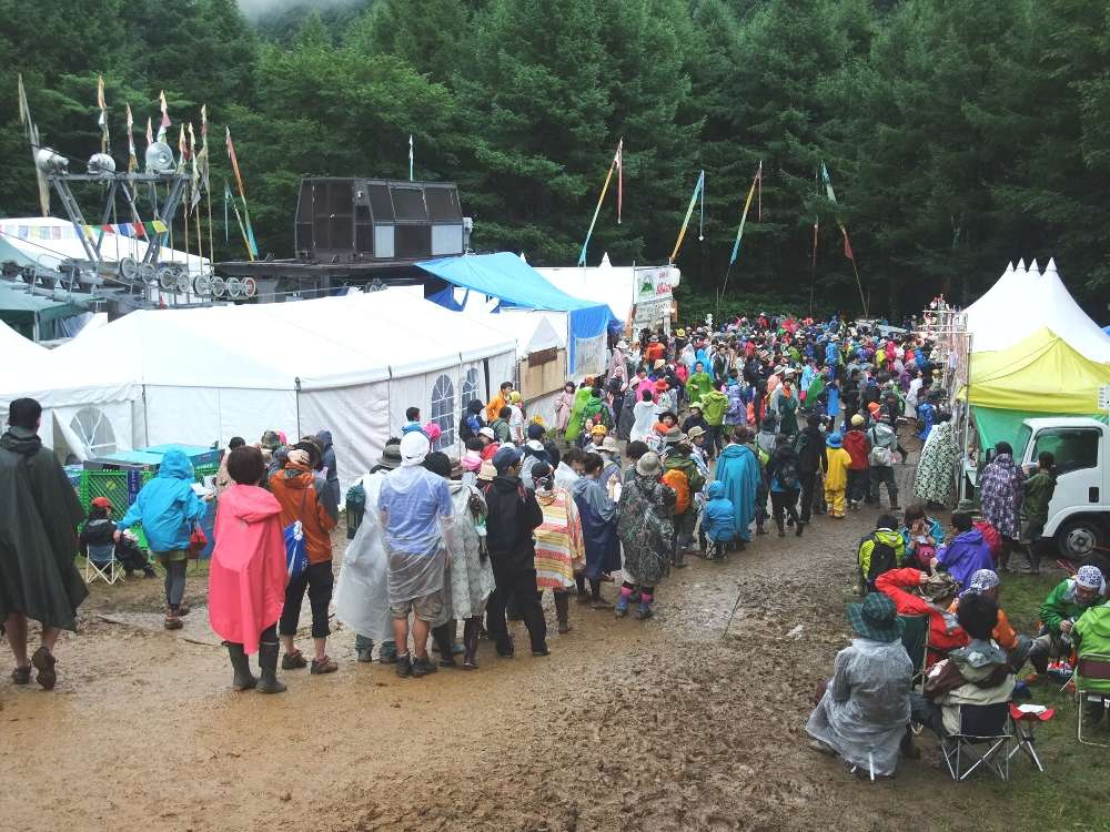 飲食店の行列。