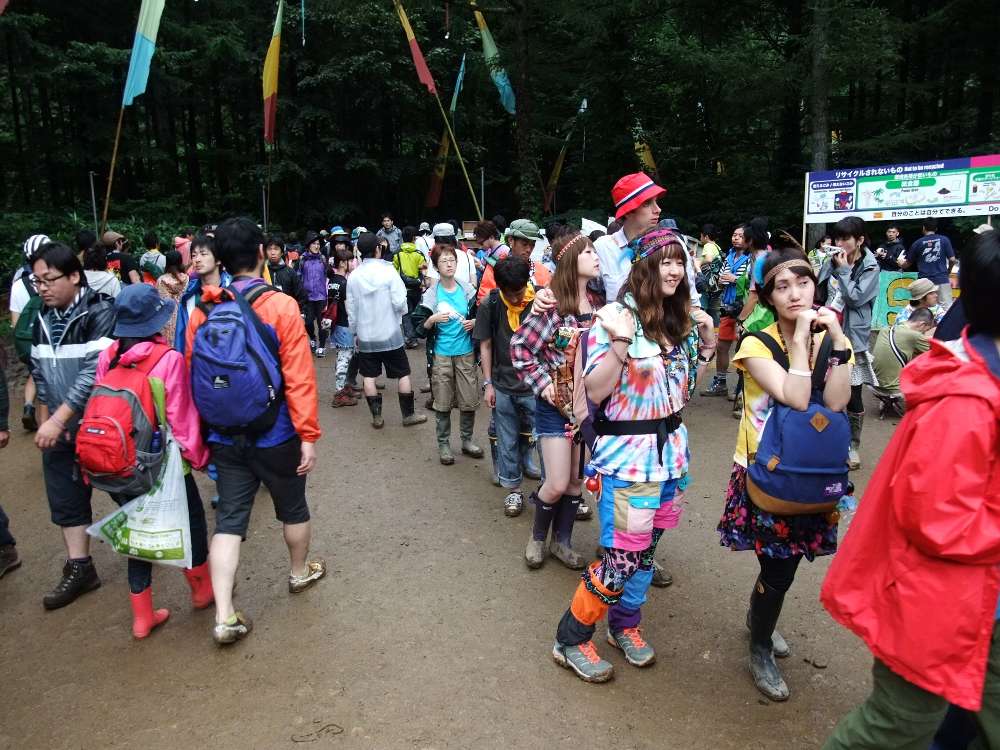 朝霧食堂前の行列。